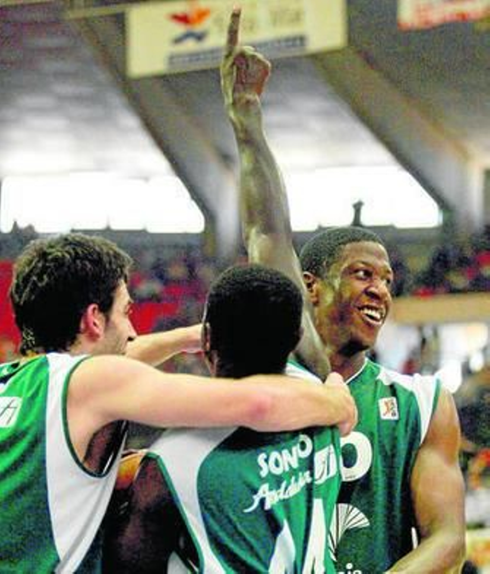 Berni, Sonko y Kornegay celebran el triunfo en Valencia en 2004.