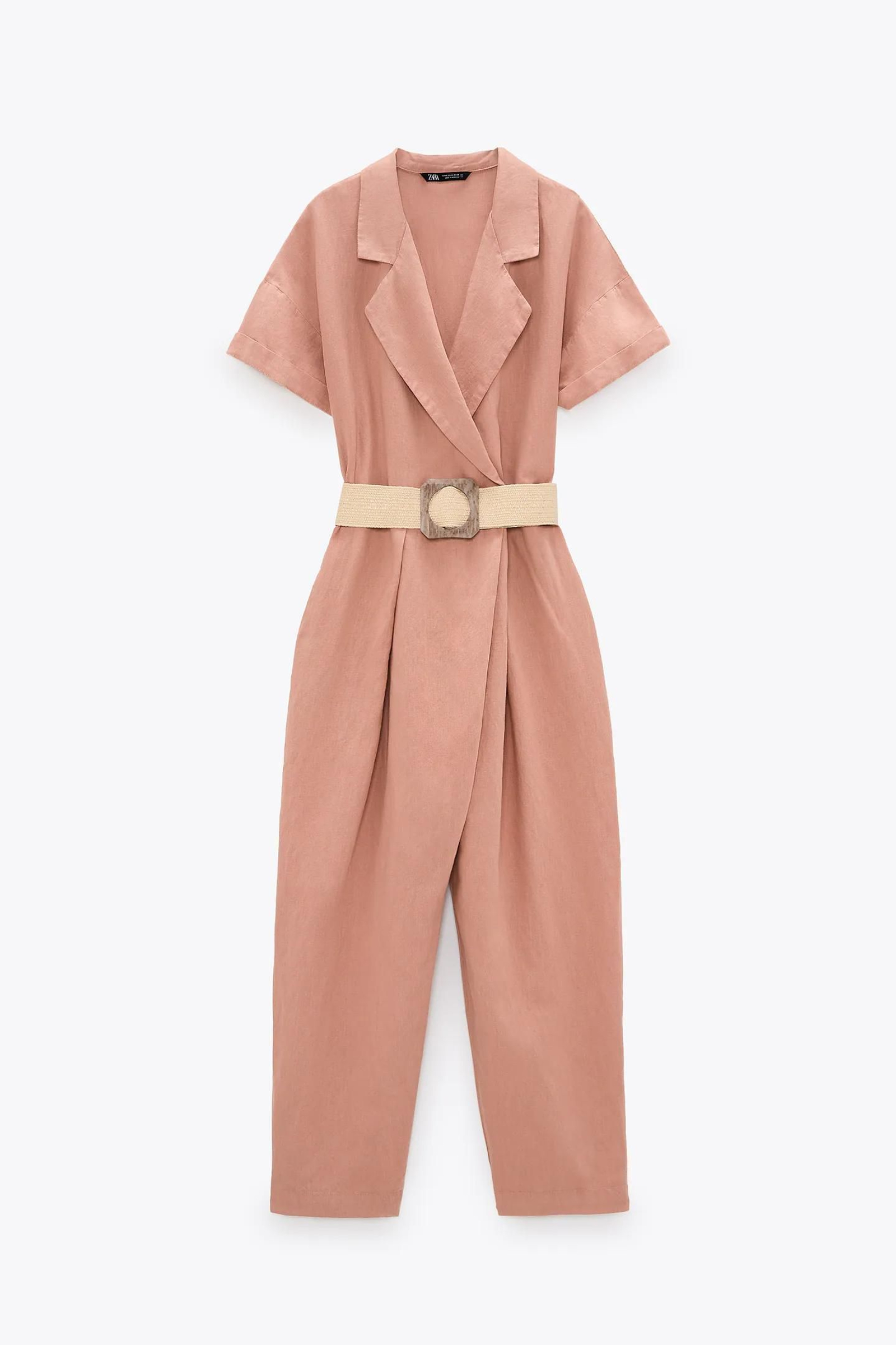 El mono de lino de Zara en color rosa. El mono de lino de Zara en color rosa.