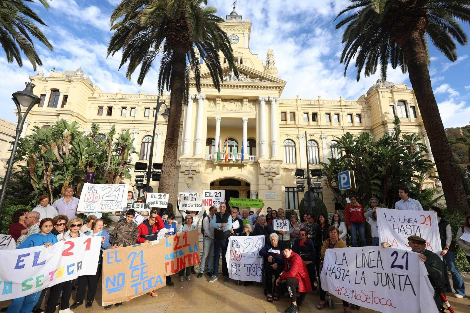 Protesta de los vecinos de la Junta de los Caminos este jueves frente al Ayuntamiento de Málaga.