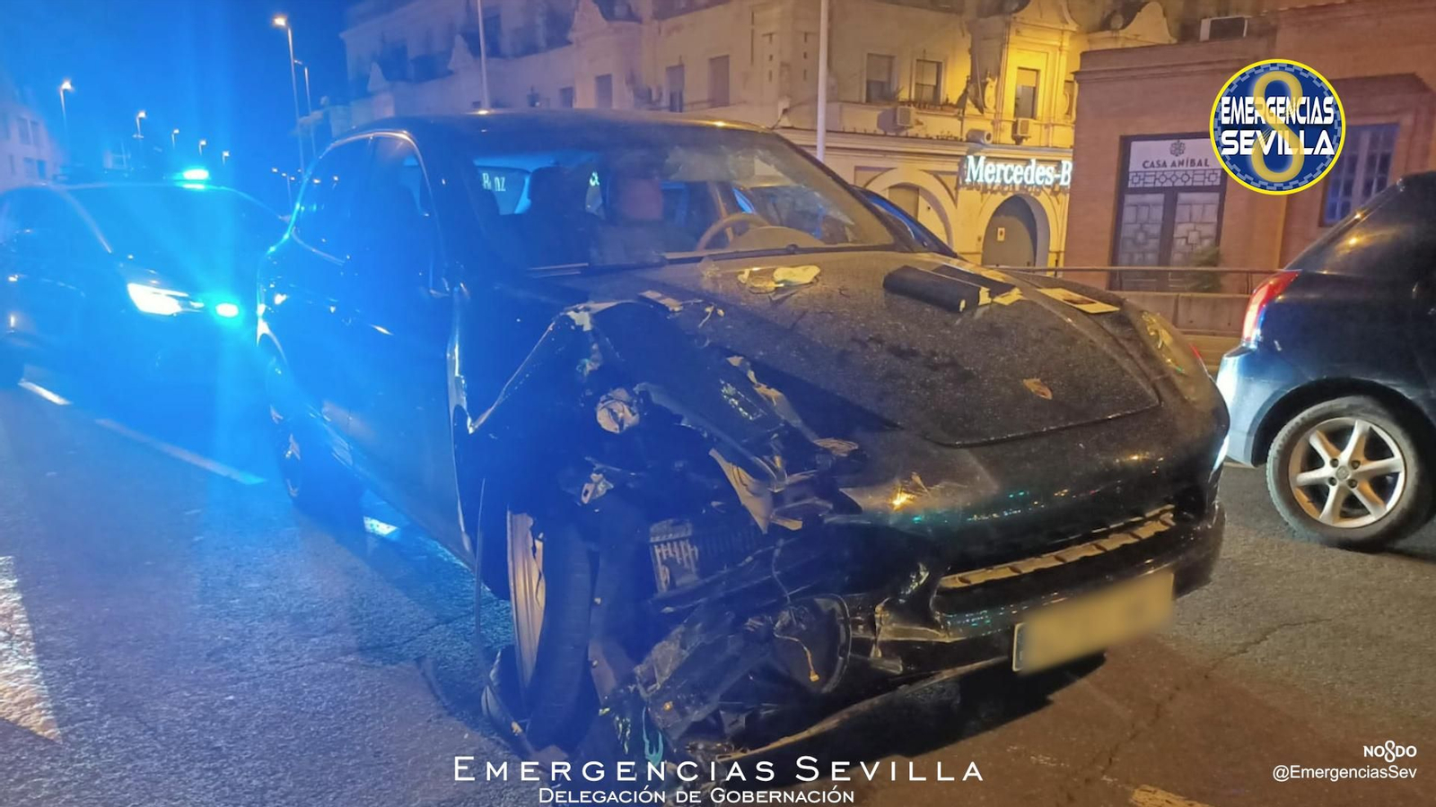 Estado en el que quedó el coche que embistió al autobús