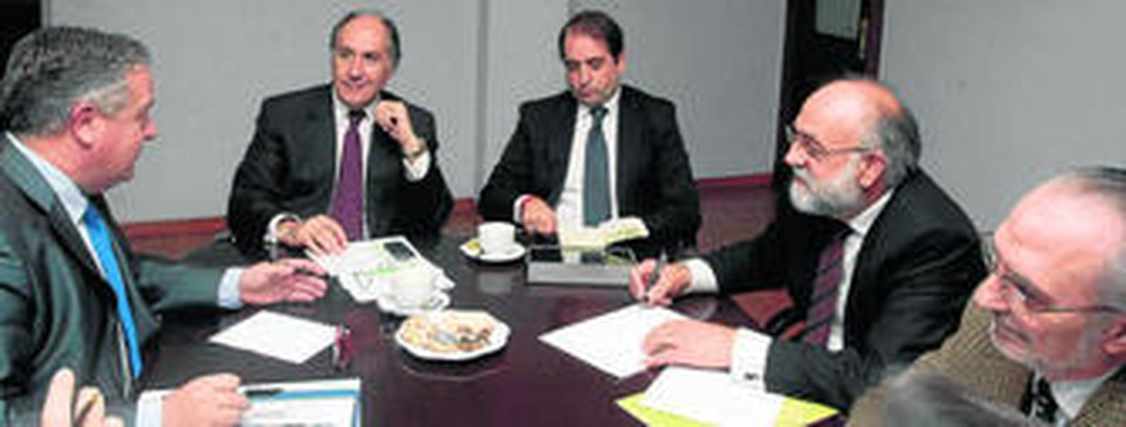 Un momento de la mesa de redacción celebrada ayer con representantes industriales de la provincia de Cádiz y cargos institucionales en la redacción de 'Europa Sur'.