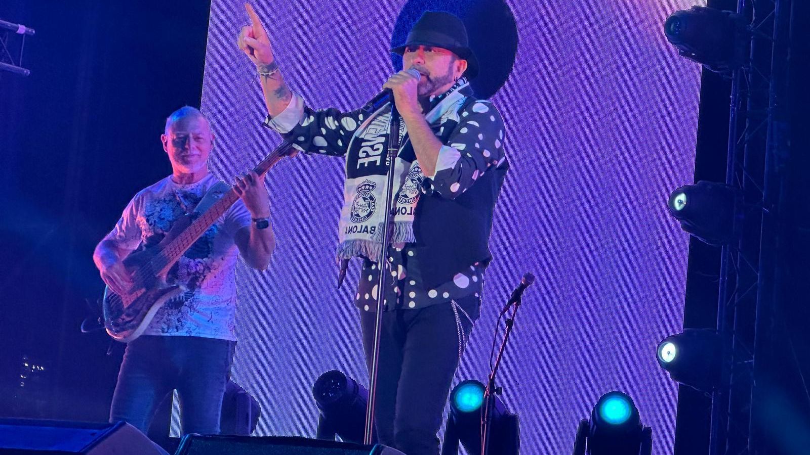 El Barrio, con una bufanda de la Balona