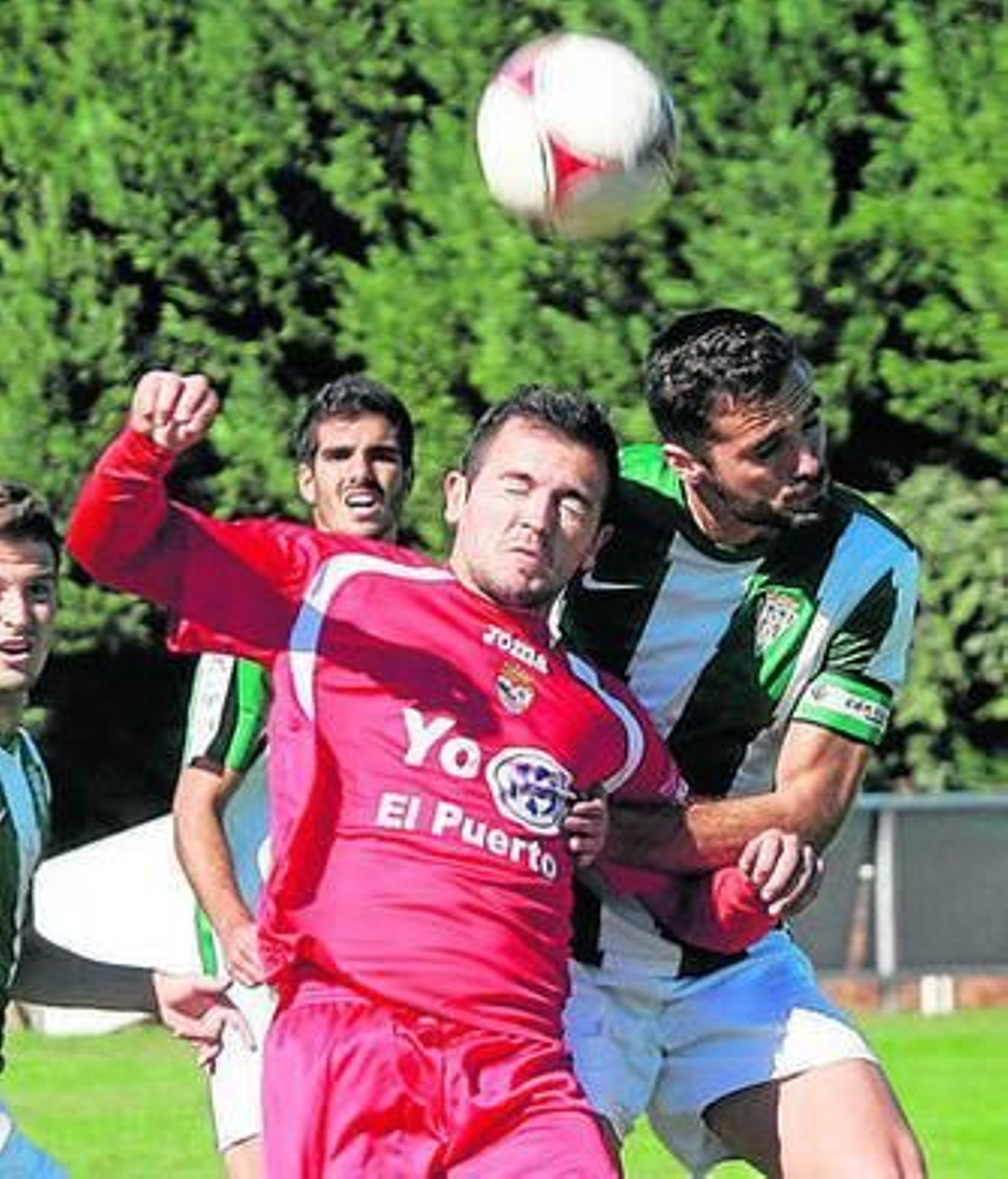 El racinguista Álex Expósito (i), en pugna con un cordobesista.