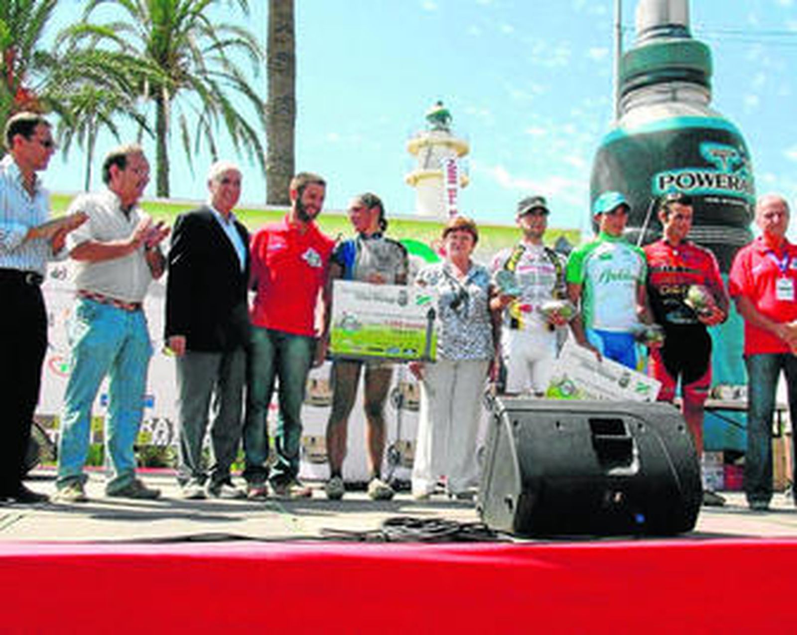 Grupo de premiados en el Desafío del Buda con el consejero Luciano Alonso, tercero por la izquierda.