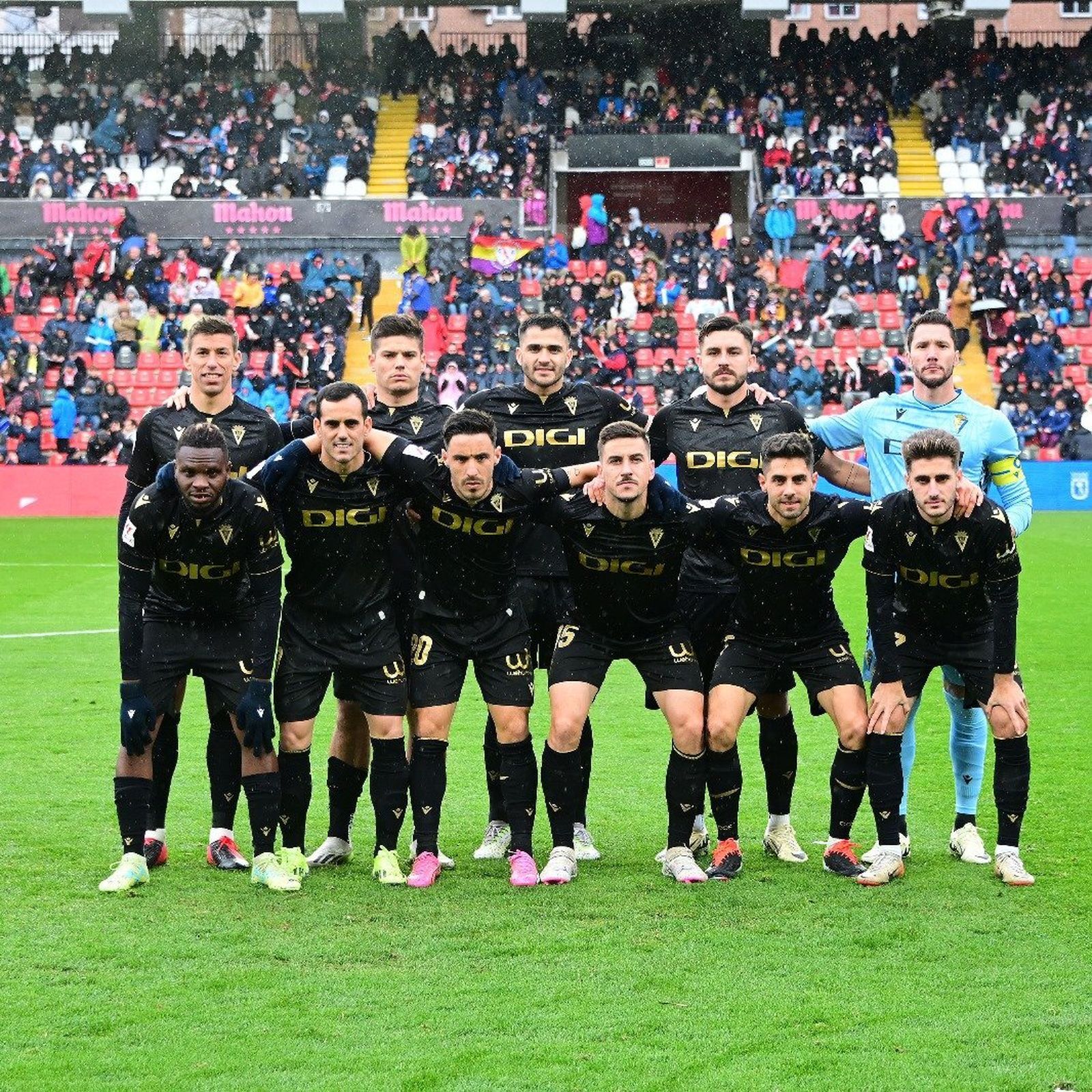 Formación cadista en Vallecas.