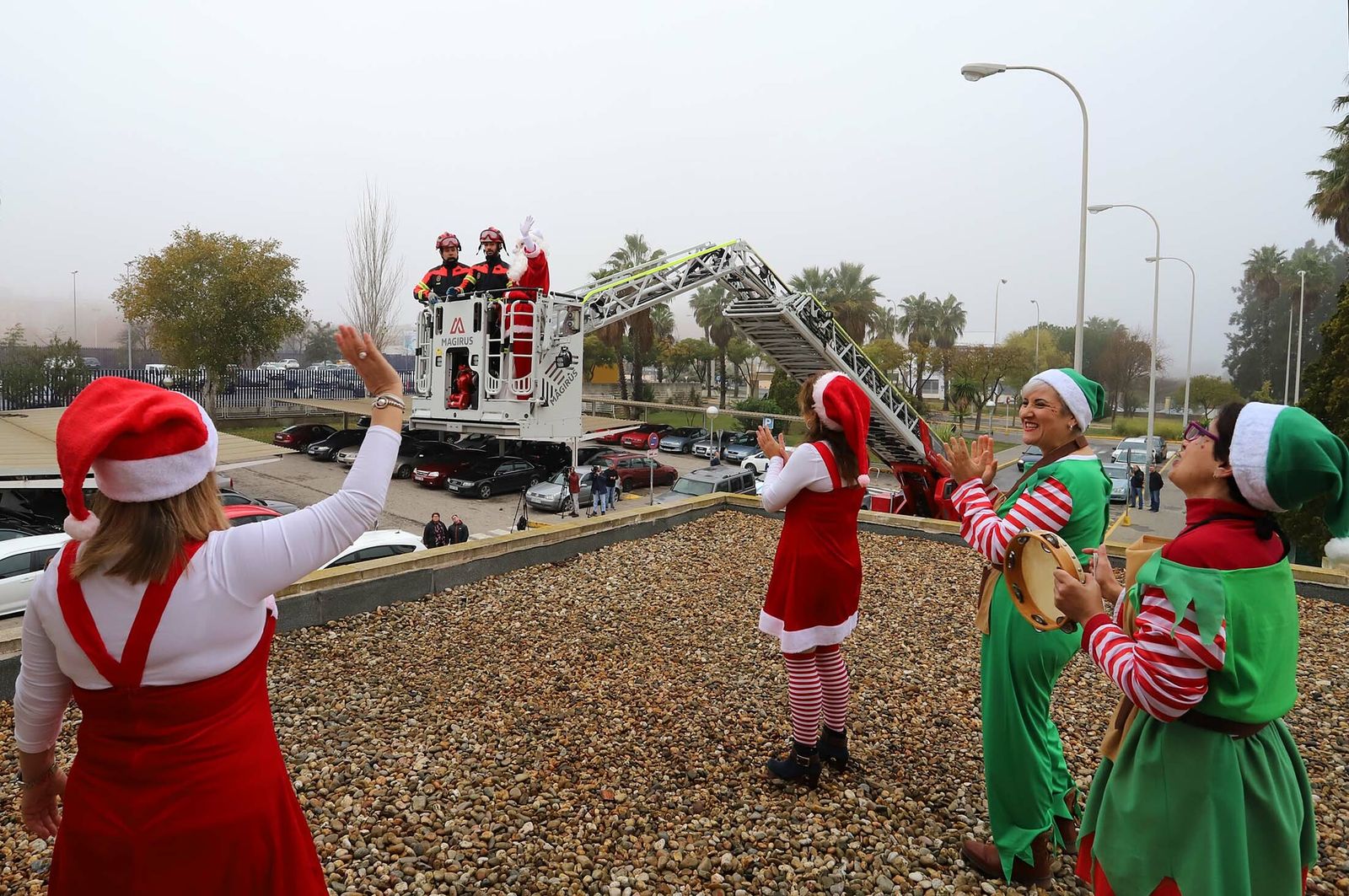 Imágenes de la visita de Papá Noel a los niños del hospital Juan Ramón Jiménez