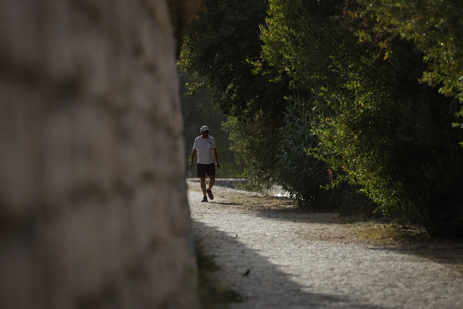 Las mejores imágenes del baño prohibido en Granada: el río Genil como refugio contra el calor