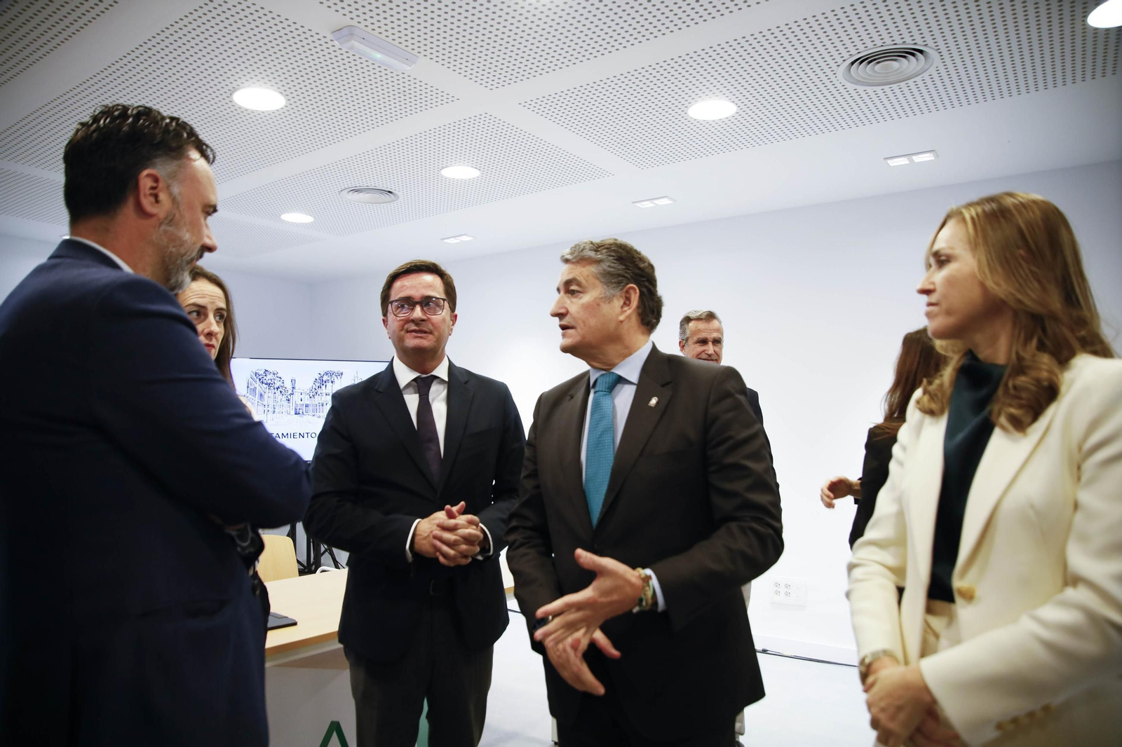 El consejero Antonio Sanz y el alcalde ejidense Francisco Góngora, firman un convenio para la creación de un Centro de Emprendimiento Digital, en imágenes