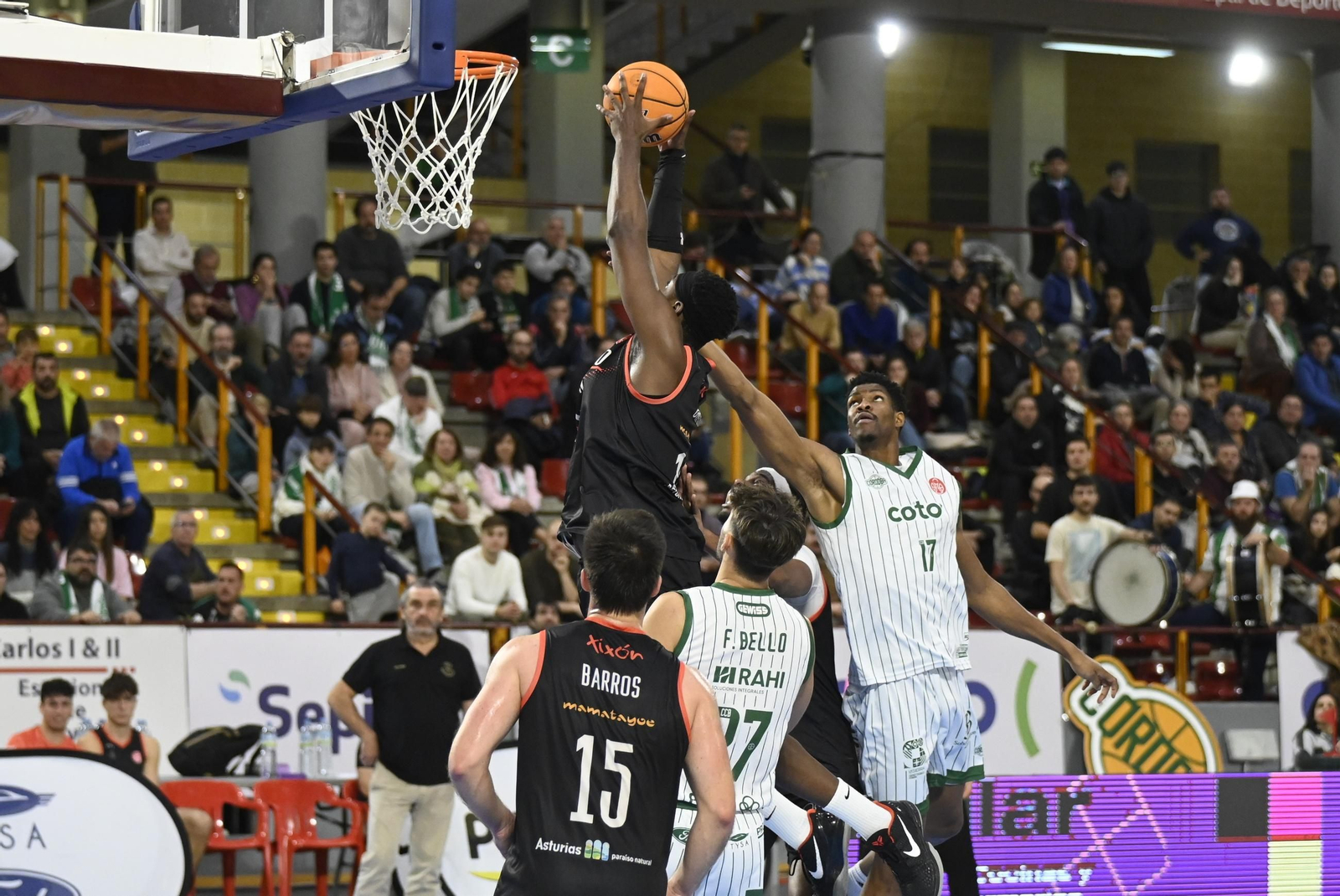 Las mejores fotos del ambiente en Vista Alegre para el Coto Córdoba - Círculo Gijón