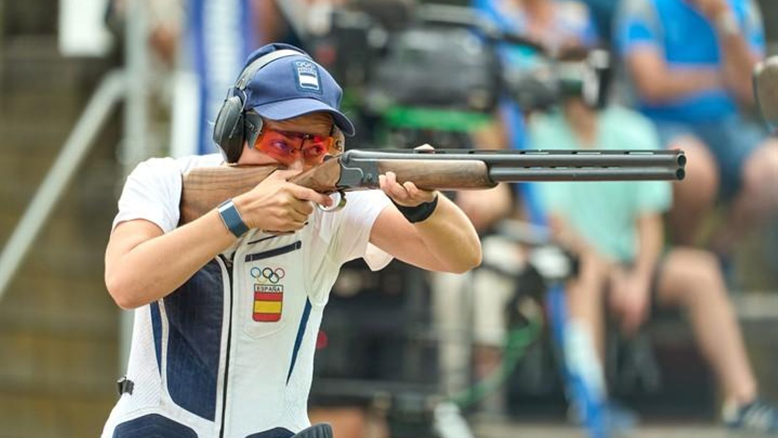 Fátima Gálvez se prepara para realizar un disparo.