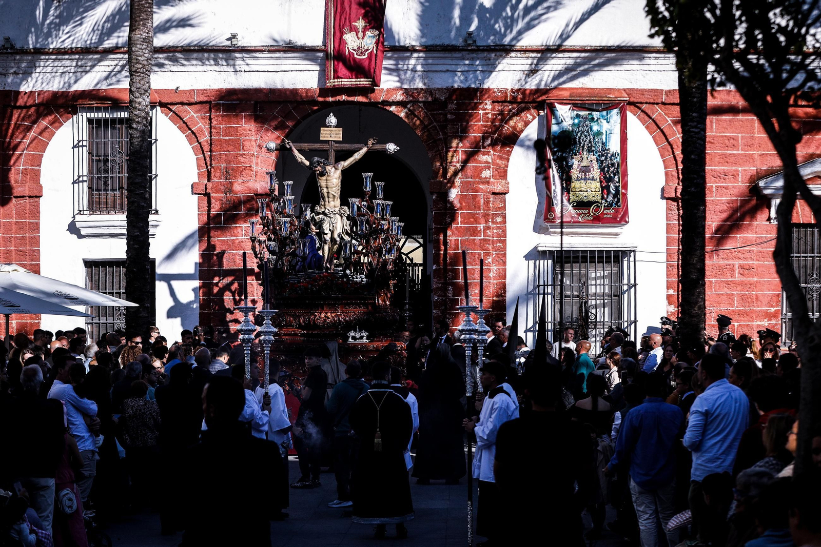 Imágenes de la salida de Desamparados en la Semana Santa de San Fernando 2025