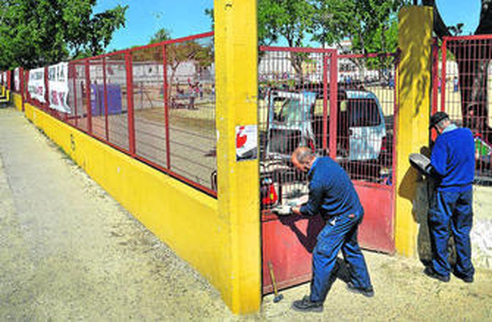 Dos operarios, realizando diferentes arreglos en el CEIP San José Obrero.