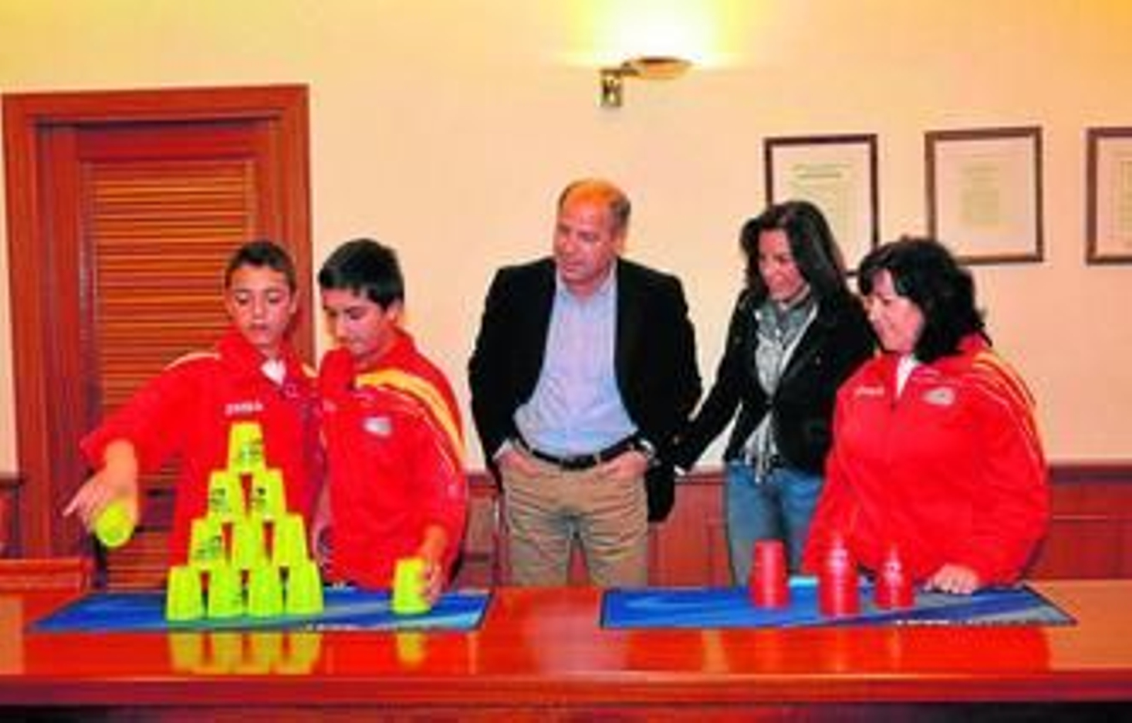 Javier Imbroda, junto a varios de los integrantes del equipo de 'stacking'.
