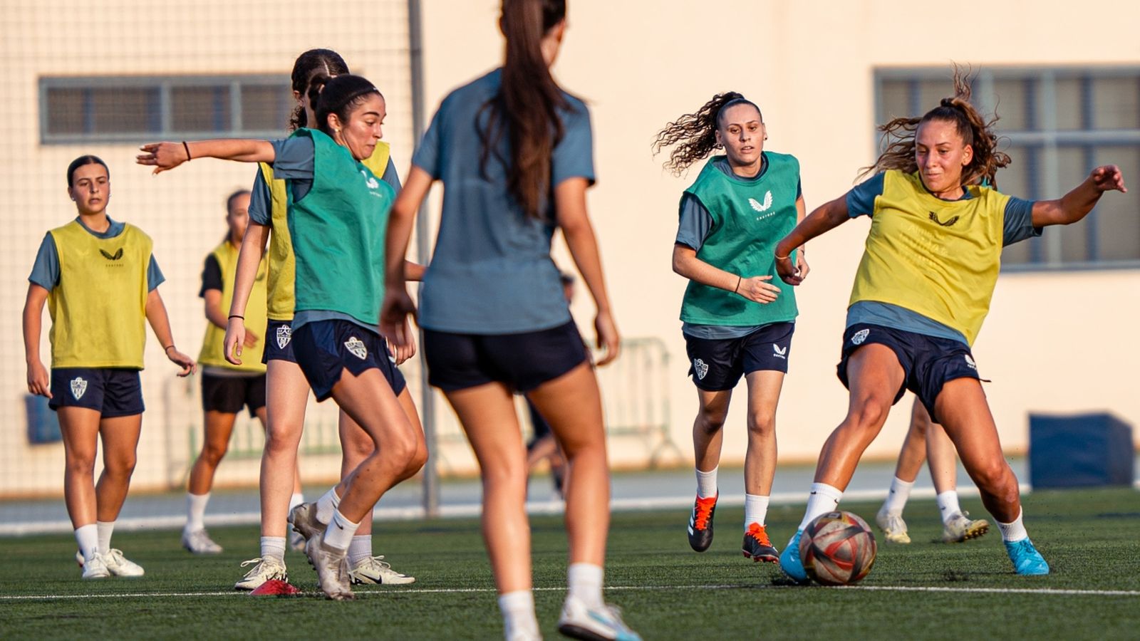 Las jugadoras rojiblancas se ejercitan en el Estadio de la Juventud.