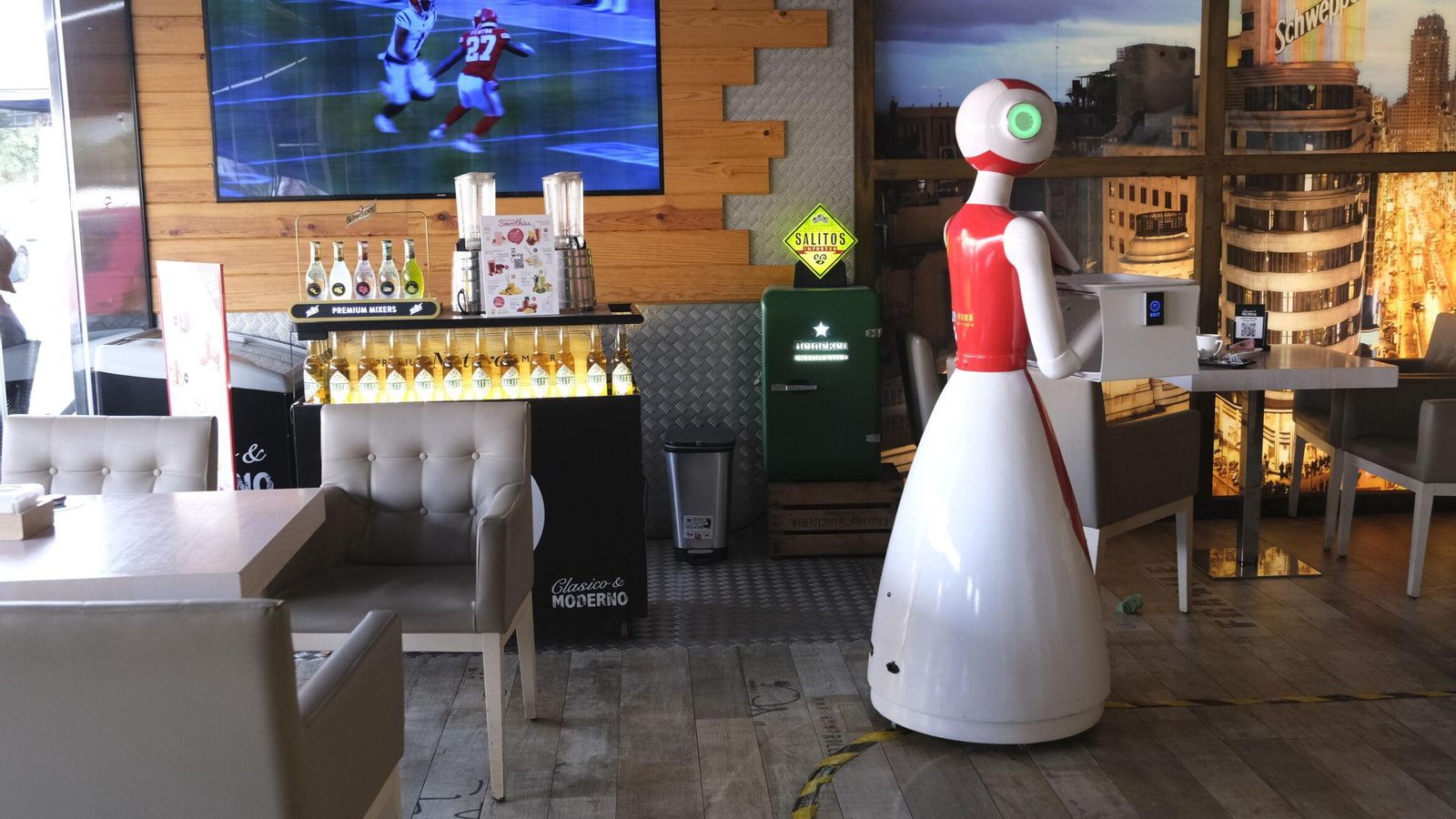 Aunque no esté atendiendo una mesa continúa su labor promocionando nuevos productos del local