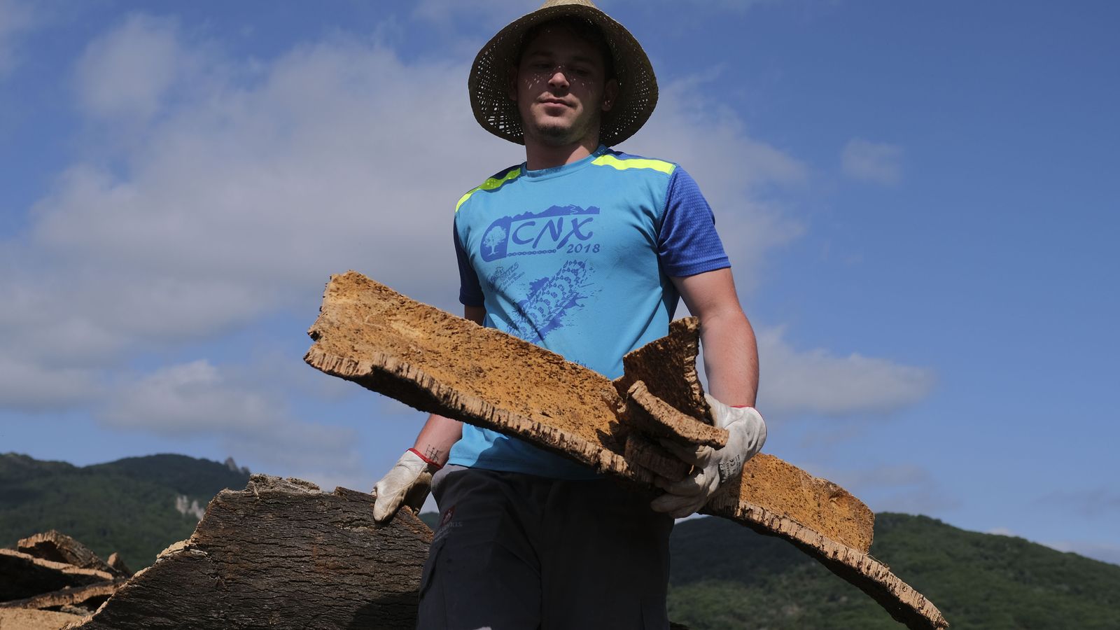 Joven trabajador en el patio de pesaje.
