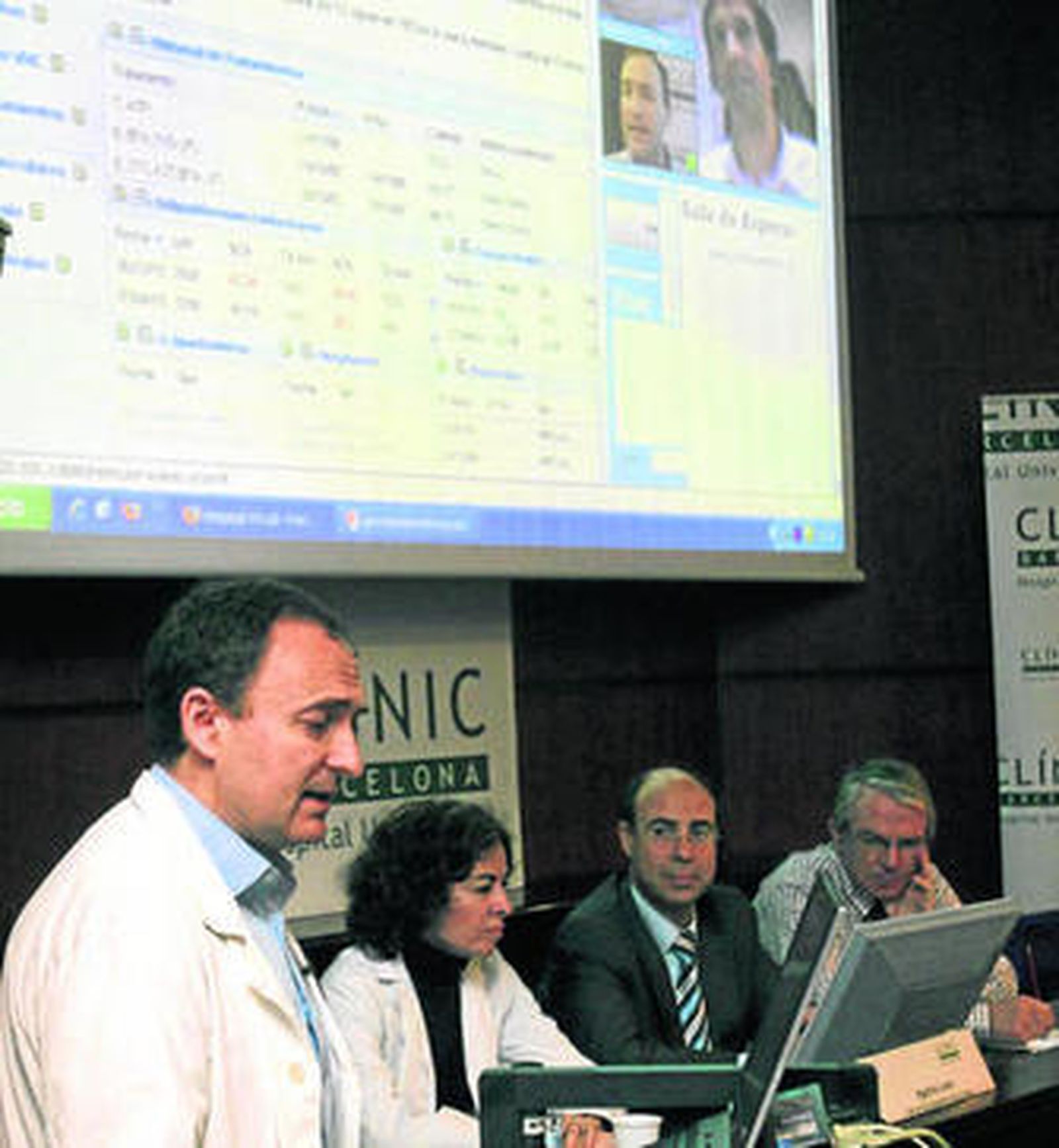 El doctor Felipe García conversa con un enfermo a través de internet, ayer en Barcelona.