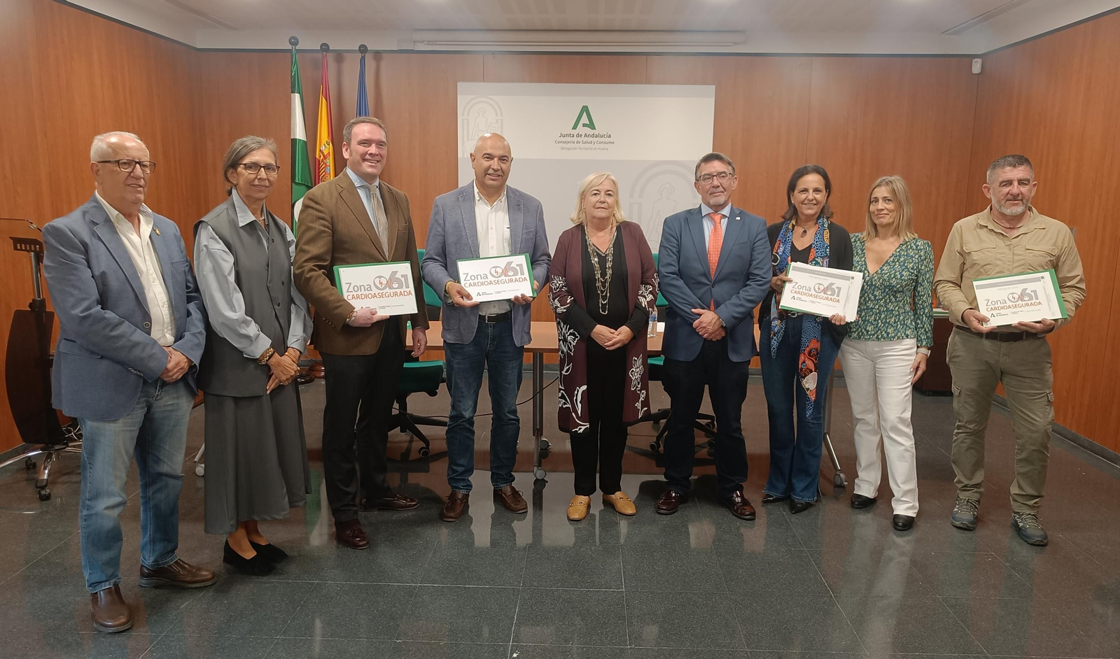 La delegada territorial de Sanidad, Manuela Caro, y el director del Centro de Emergencias Sanitarias en Huelva, Juan Chaves, en la entrega de las distinciones. La delegada territorial de Sanidad, Manuela Caro, y el director del Centro de Emergencias Sanitarias en Huelva, Juan Chaves, en la entrega de las distinciones.