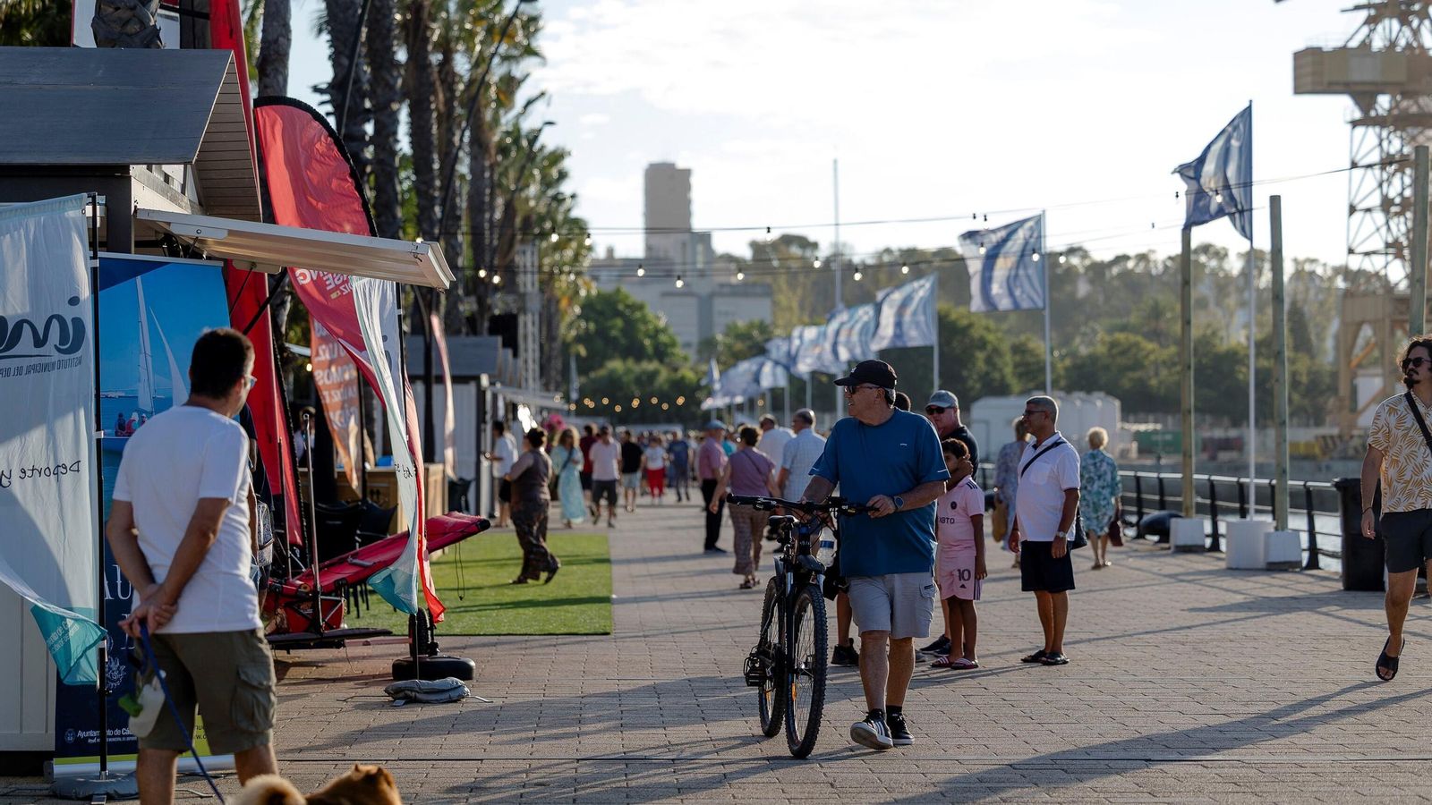El paseo de Astilleros no tardó en llenarse de numeroso público que no quiso perderse este nuevo evento náutico