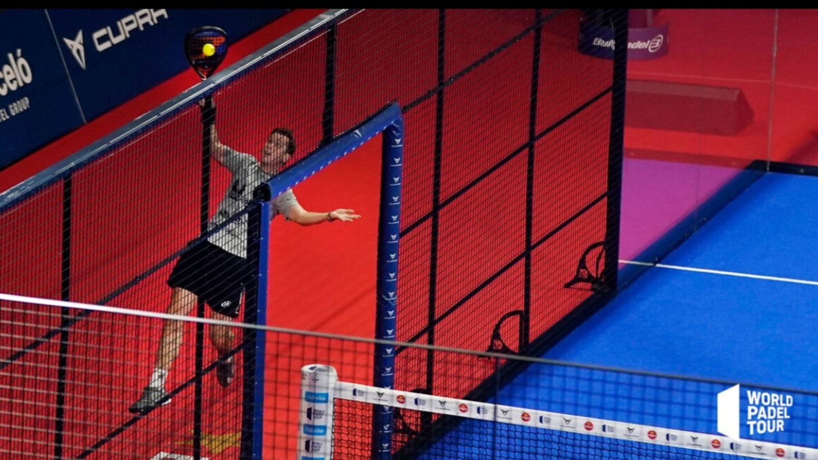 Paquito Navarro devuelve una bola espectacular desde fuera de la pista.