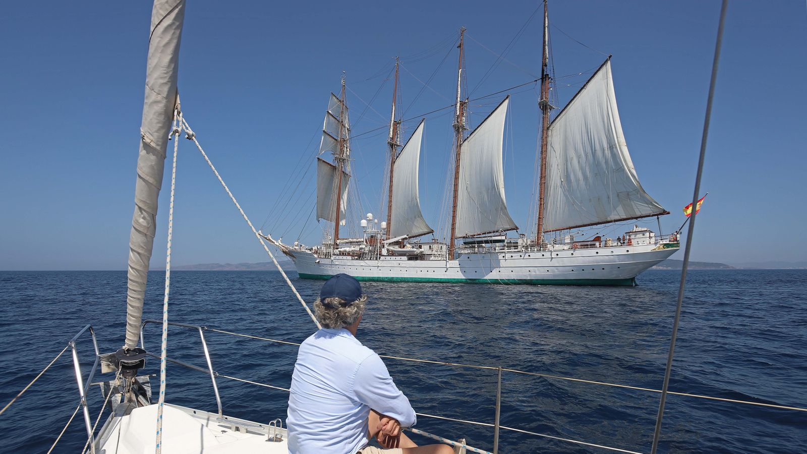 Fotos del 'Juan Sebastián Elcano' navegando por el Estrecho