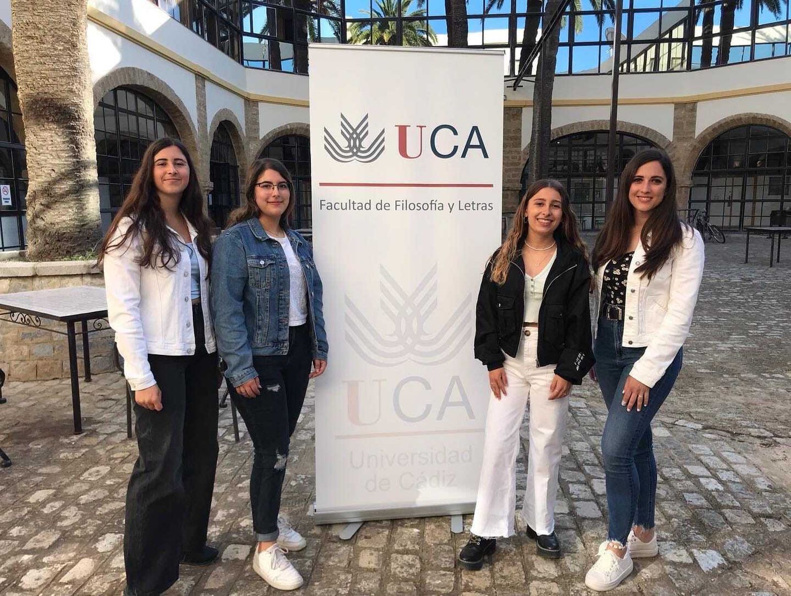 Alumnas del IES Pedro Muñoz Seca, junto a su profesora.