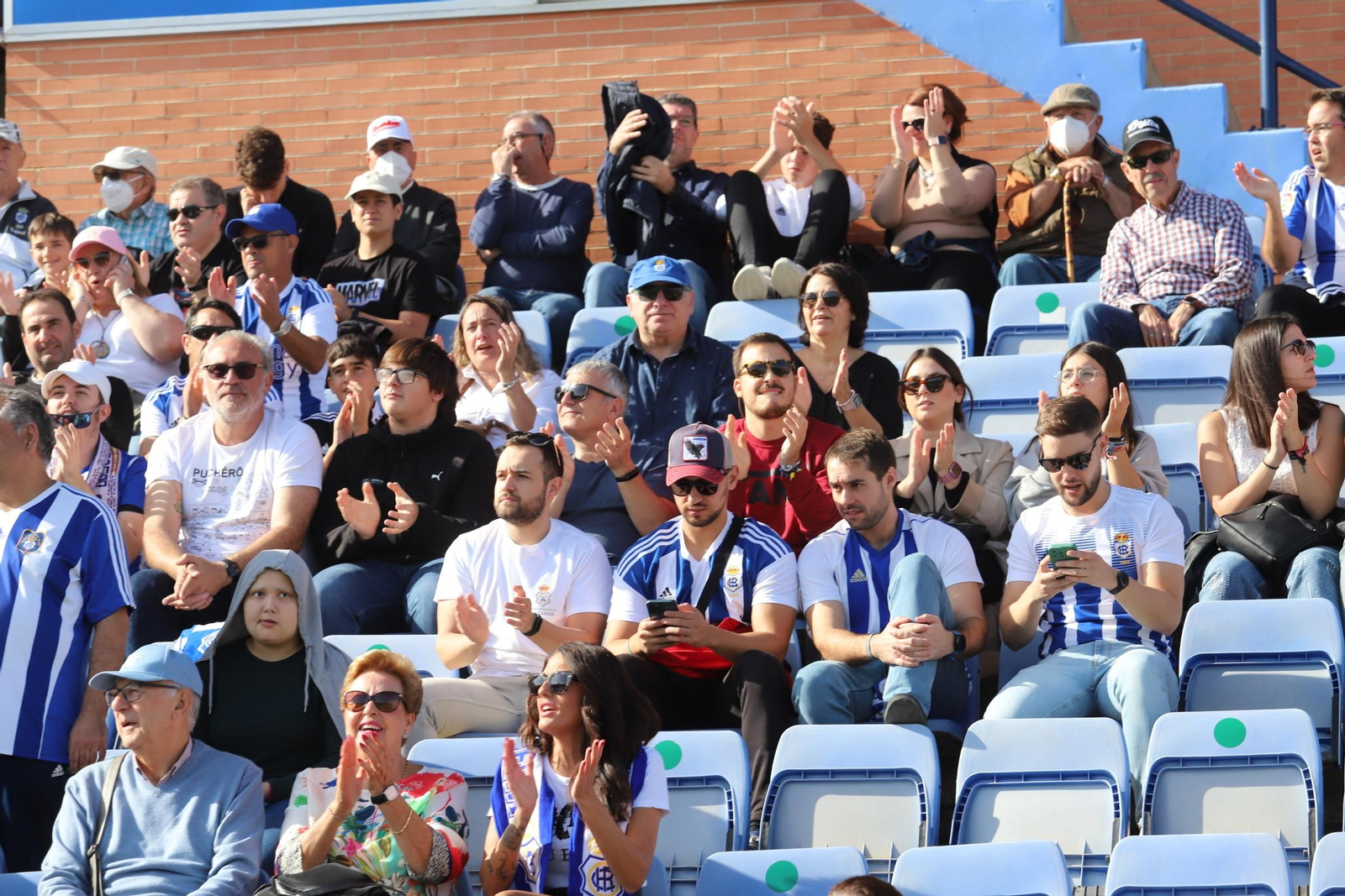Imágenes del gran ambiente en el Nuevo Colombino para ver el  Recre-Burgos