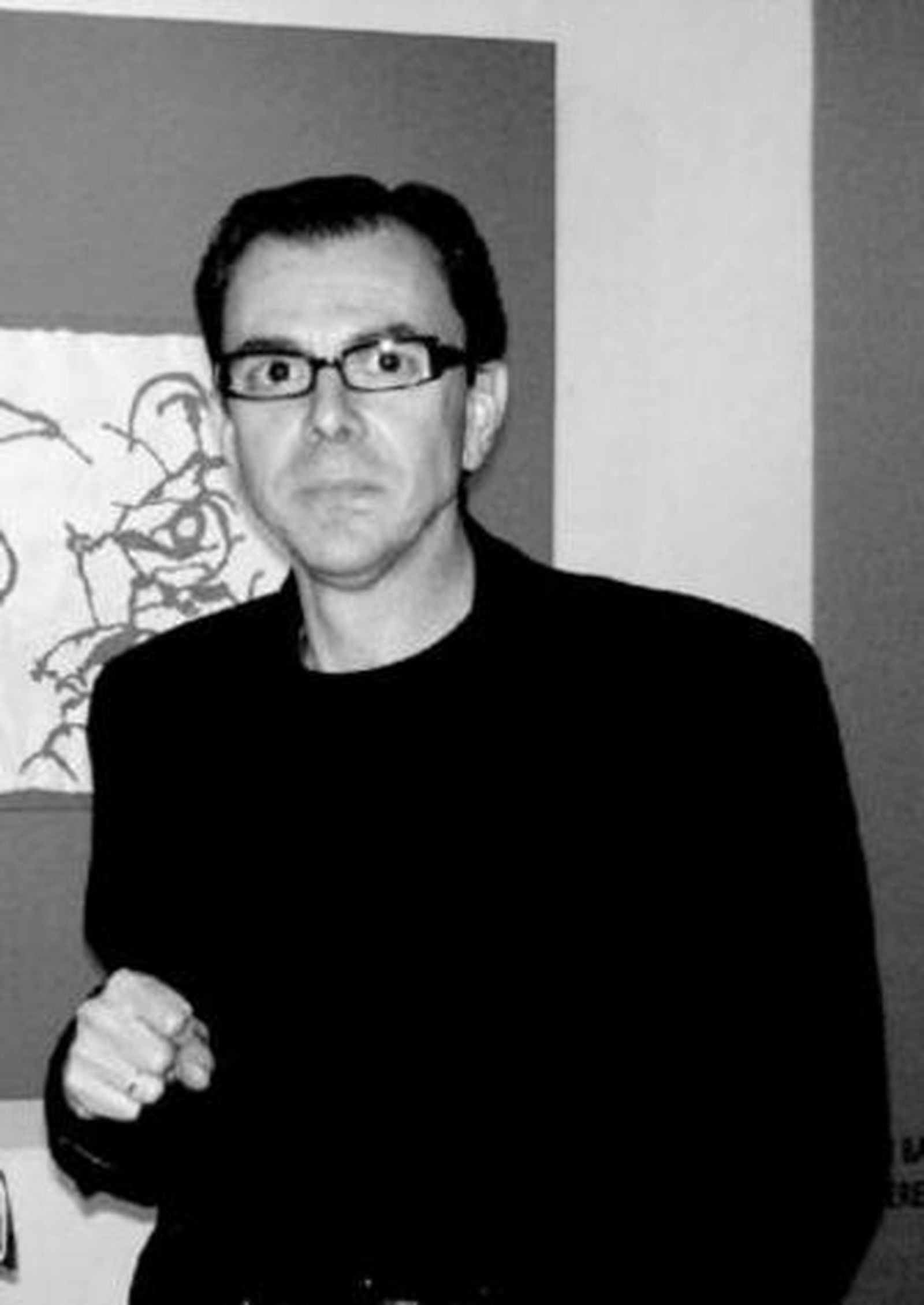 Juan Bautista Cáceres en una exposición de sus tintas.