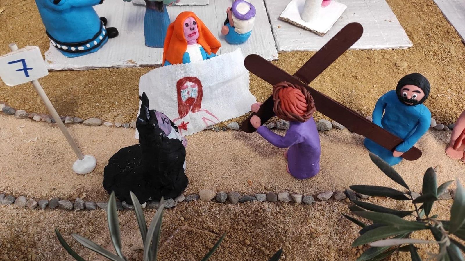 El vía crucis representado con plastilina.