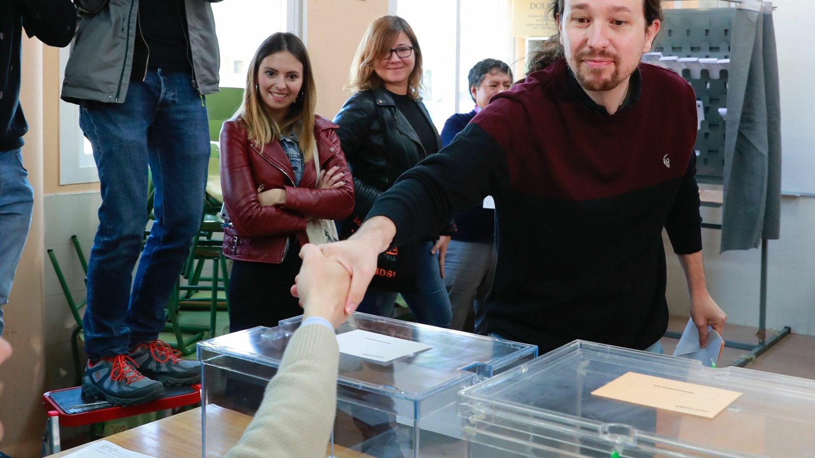 Pablo Iglesias vota en el colegio Publico de La Navata de Galapagar (Madrid).