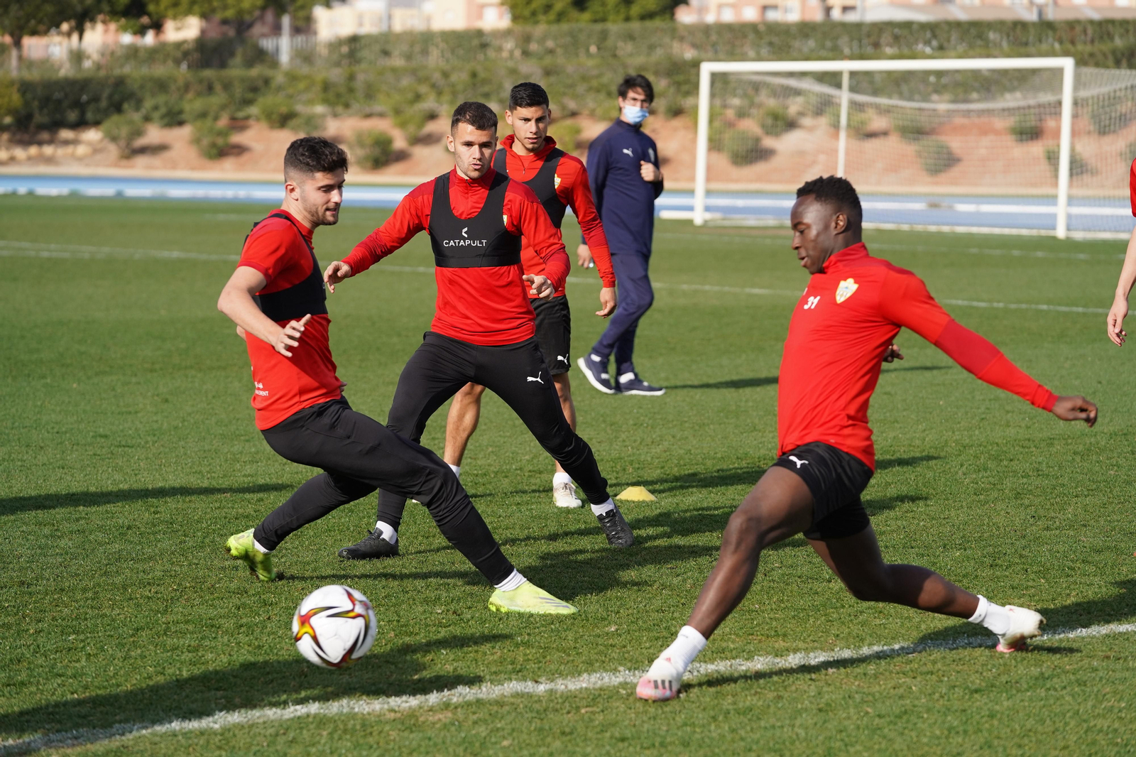 Gomes ve un futuro prometedor en Escobar, pero tiene por delante a Sadiq y Villar