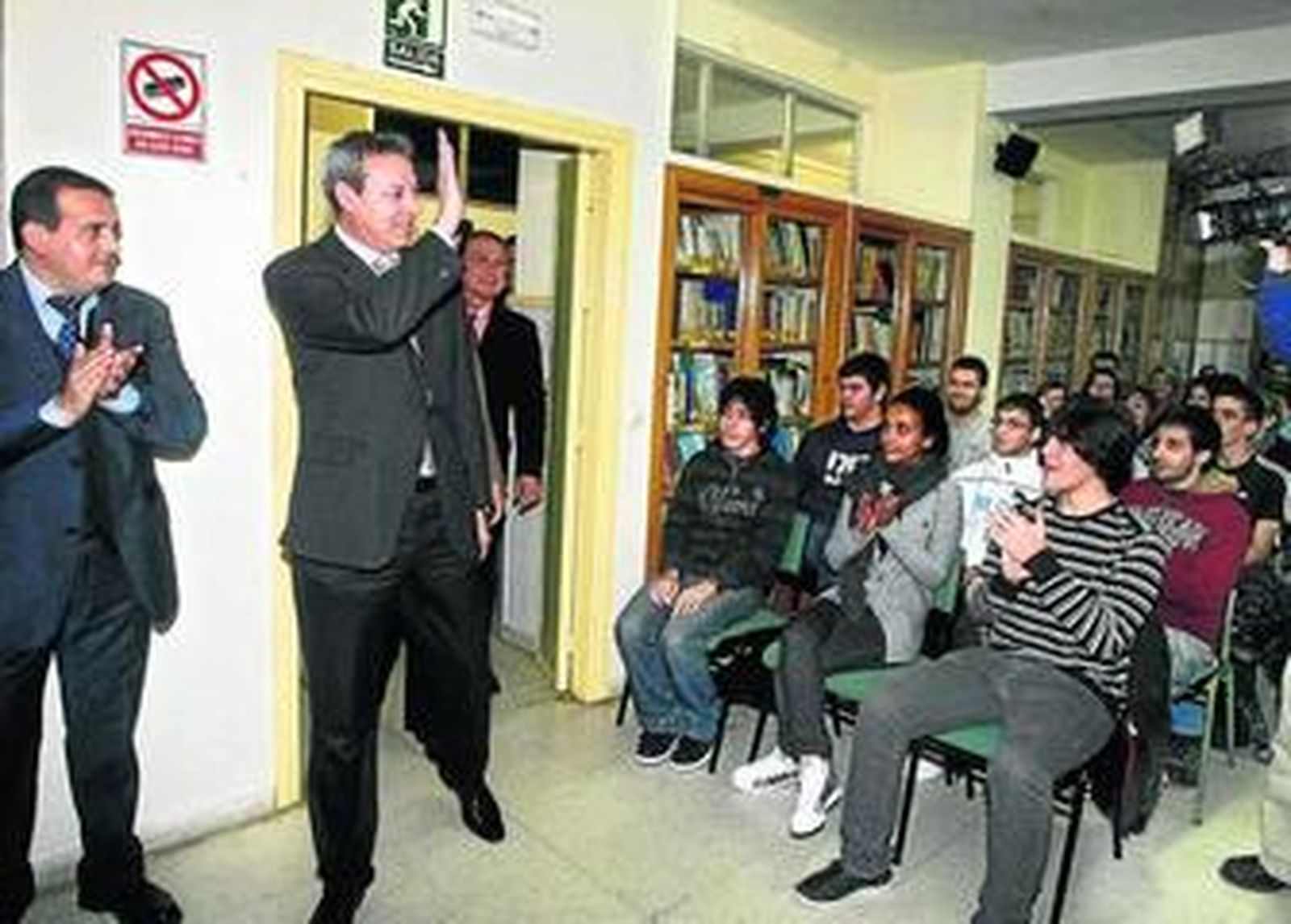El consejero, Francisco Álvarez de la Chica, a su entrada a la biblioteca del Bahía de Cádiz.