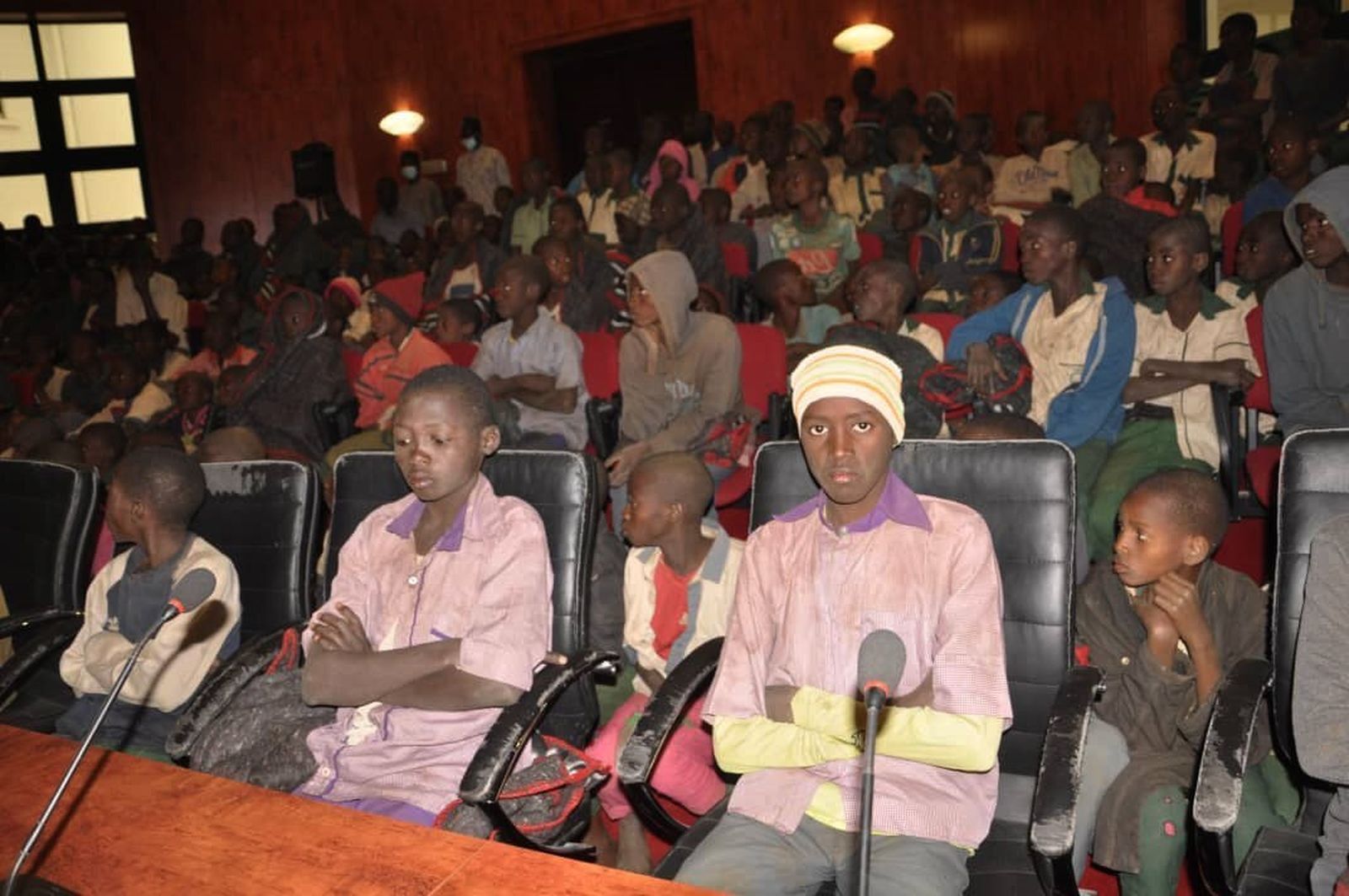 Estudiantes liberados tras pasar una semana secuestrados el pasado diciembre en Nigeria.