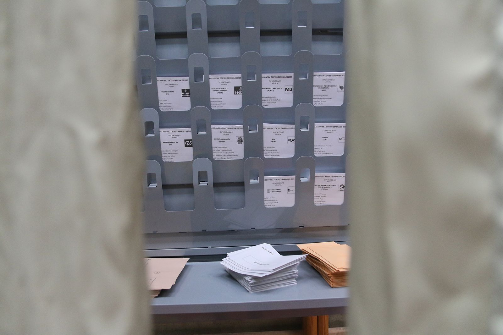 Almería hace cola para votar en las elecciones generales del 23J