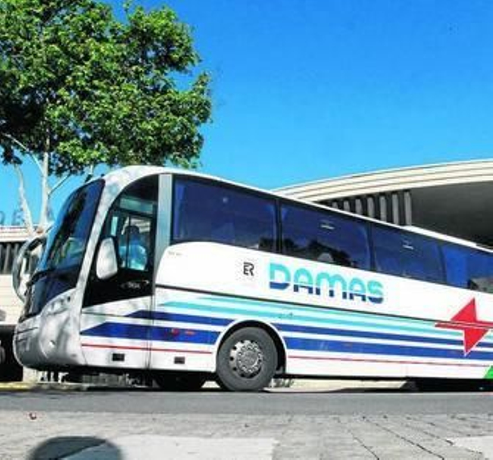 Uno de los buses de Damas, saliendo de la estación onubense.