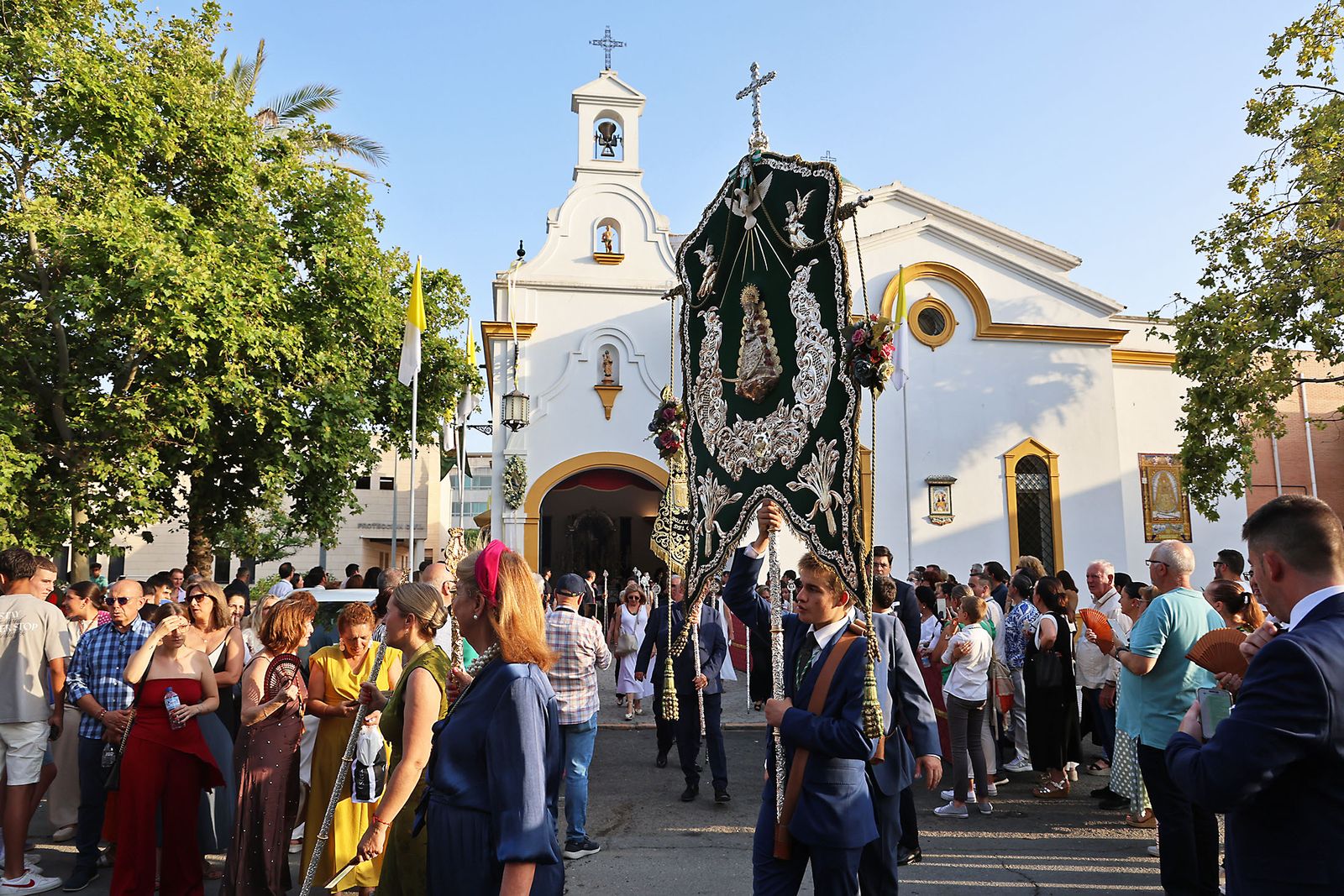 Imágenes del Rosario Jubilar rociero celebrado por las 25 hermandades filiales de la Matriz de Almonte en La Merced