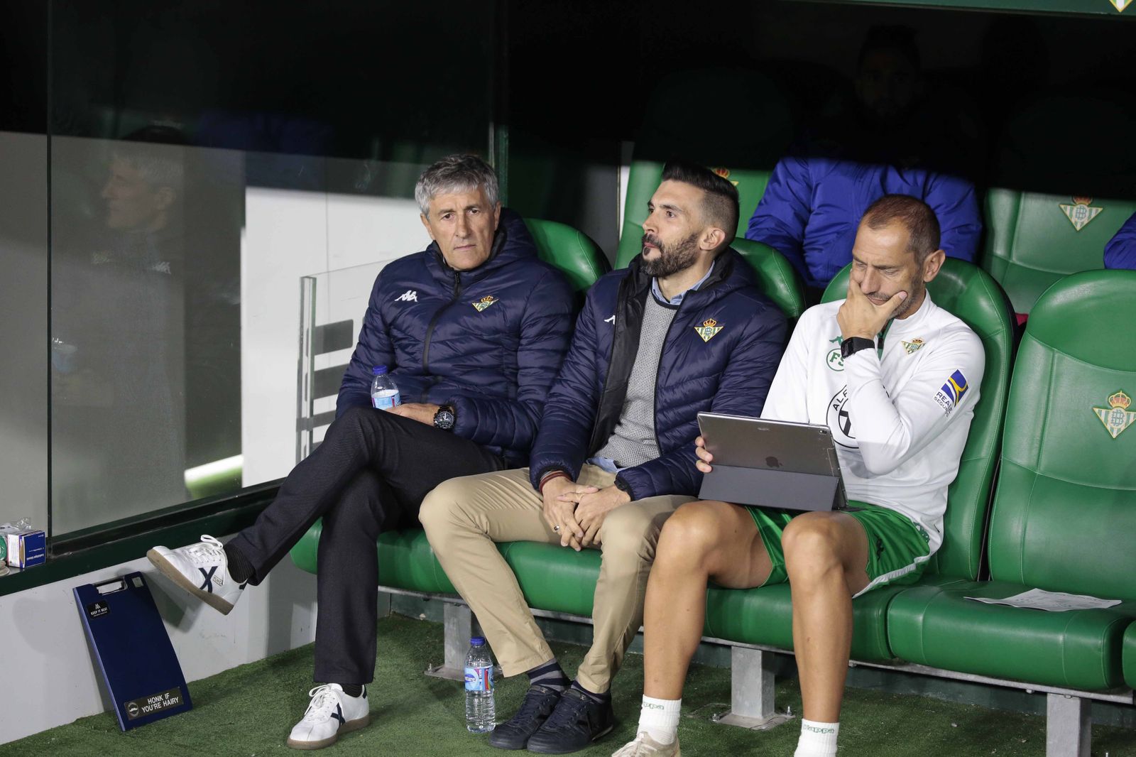 Eder Sarabia, entre Quique Setién y Fran Soto, durante su etapa en el Betis.
