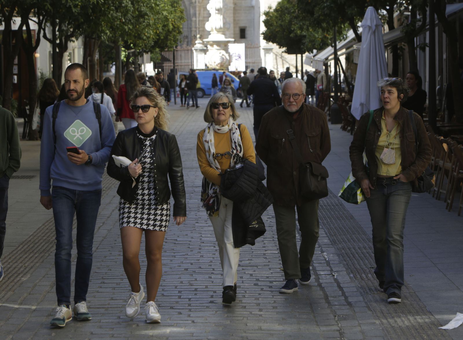Turistas por el centro de la ciudad de Sevilla.