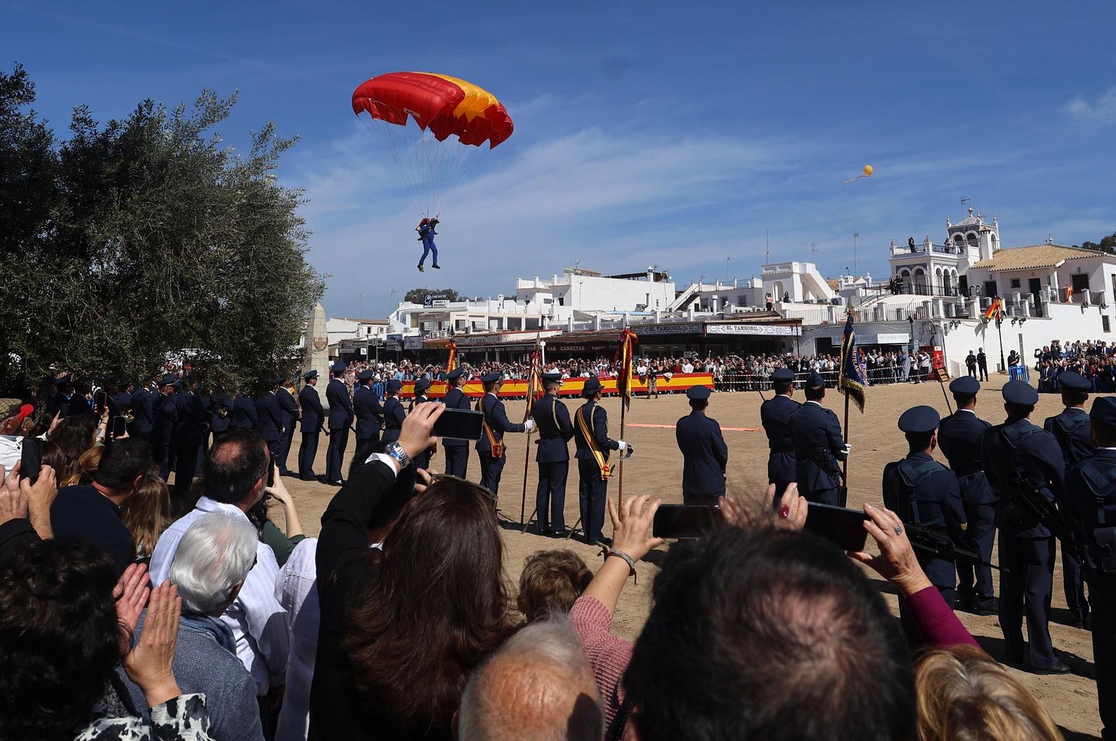 Imágenes del acto de Juramento o Promesa de Fidelidad a la Bandera Nacional en El Rocío