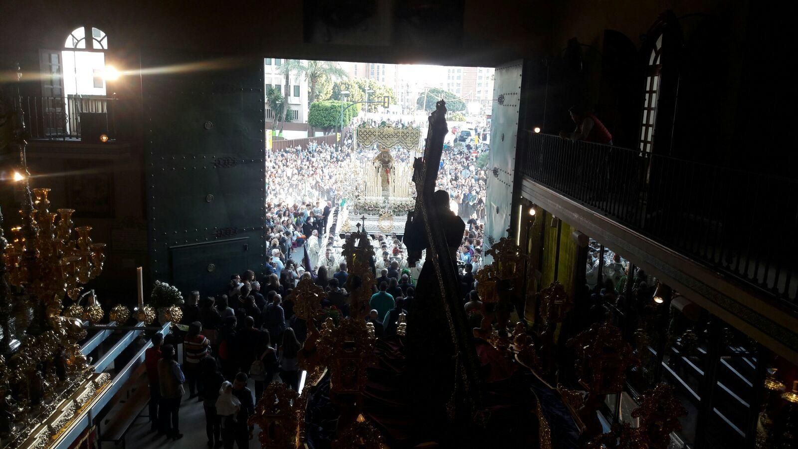 La Virgen de Nueva Esperanza, frente al Nazareno del Paso. La Virgen de Nueva Esperanza, frente al Nazareno del Paso.
