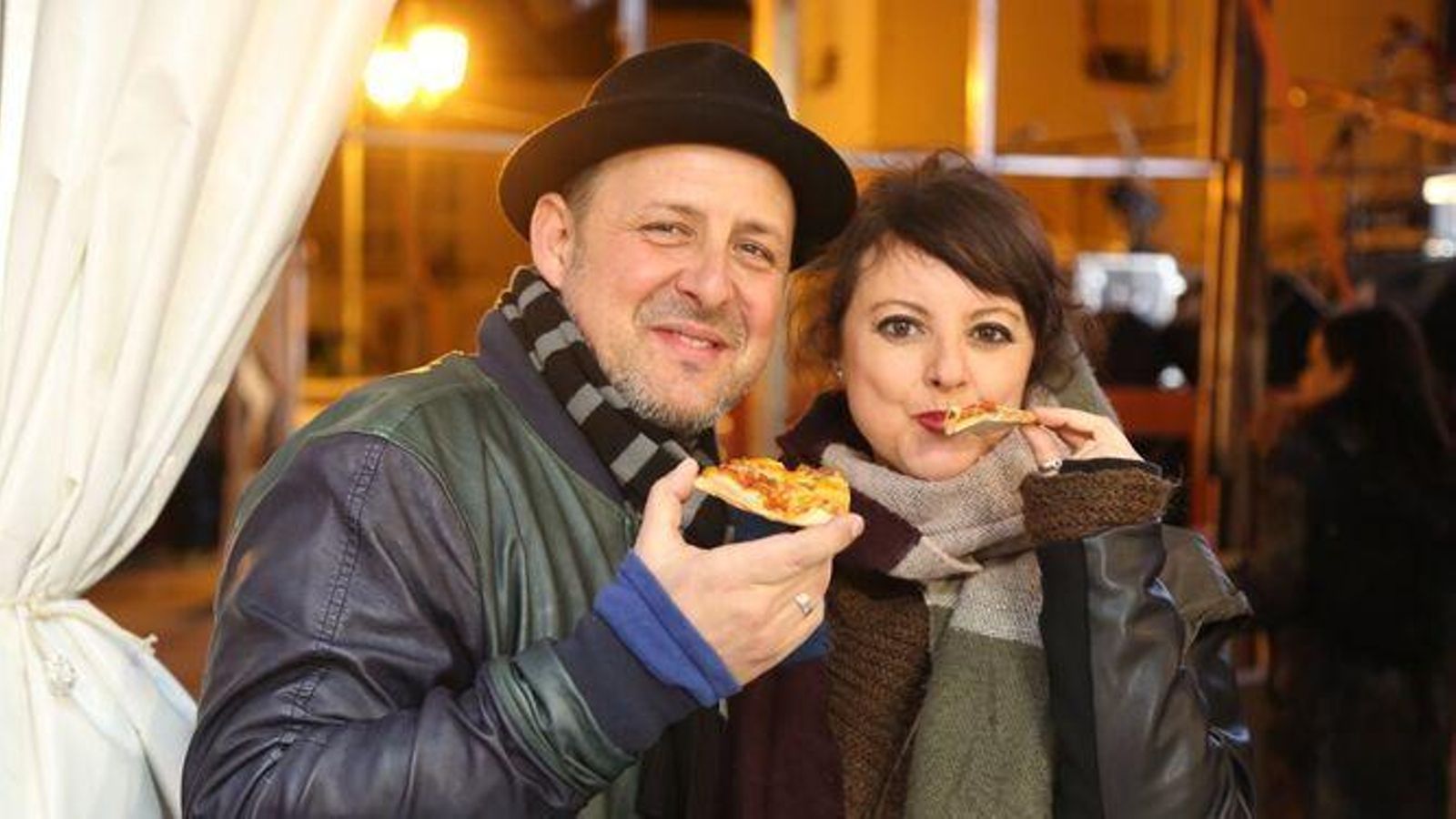 Dos asistentes en ediciones anteriores degustando las pizzas de Rota. Dos asistentes en ediciones anteriores degustando las pizzas de Rota.