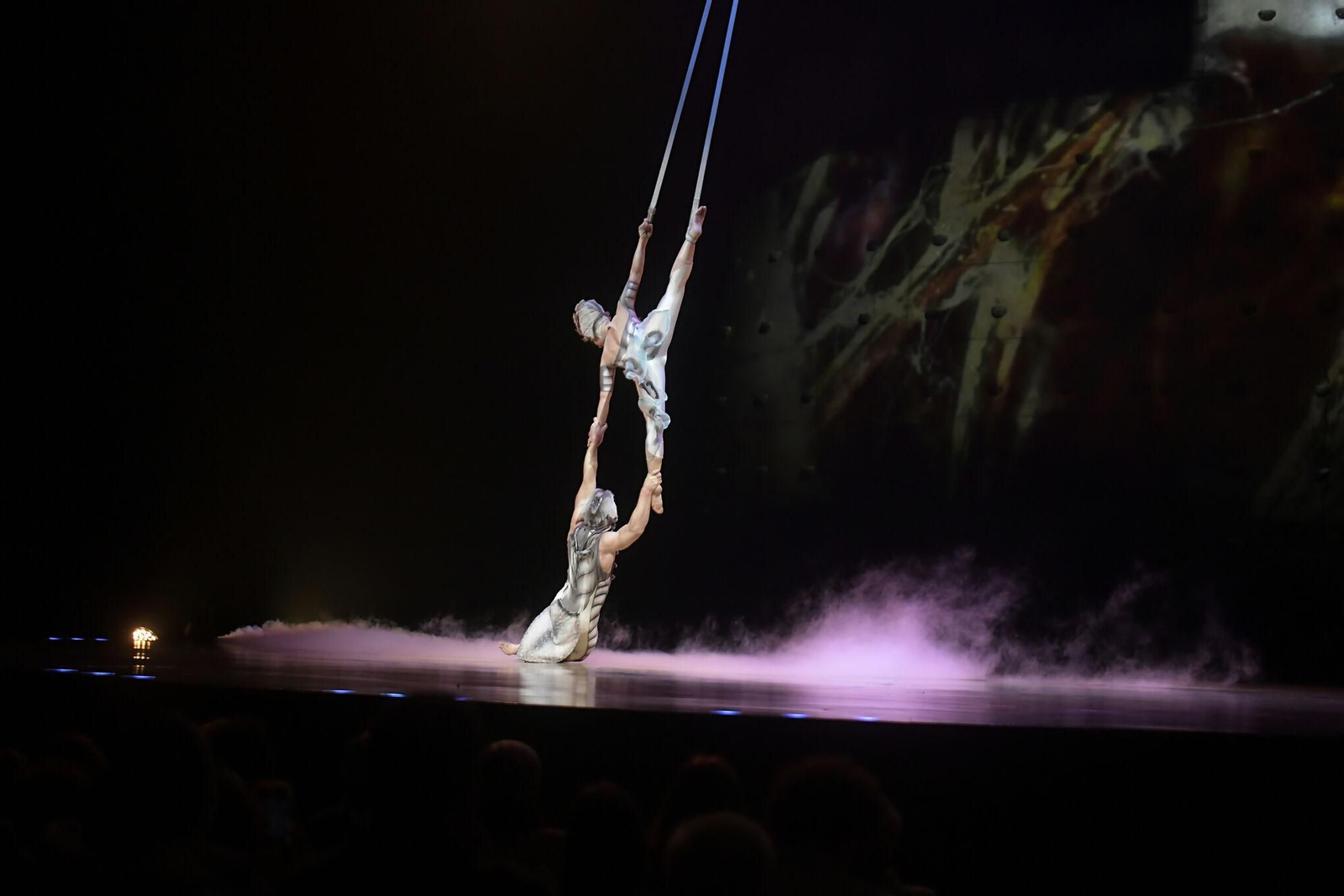 El Circo del Sol brilla en el Palacio de Deportes de Granada