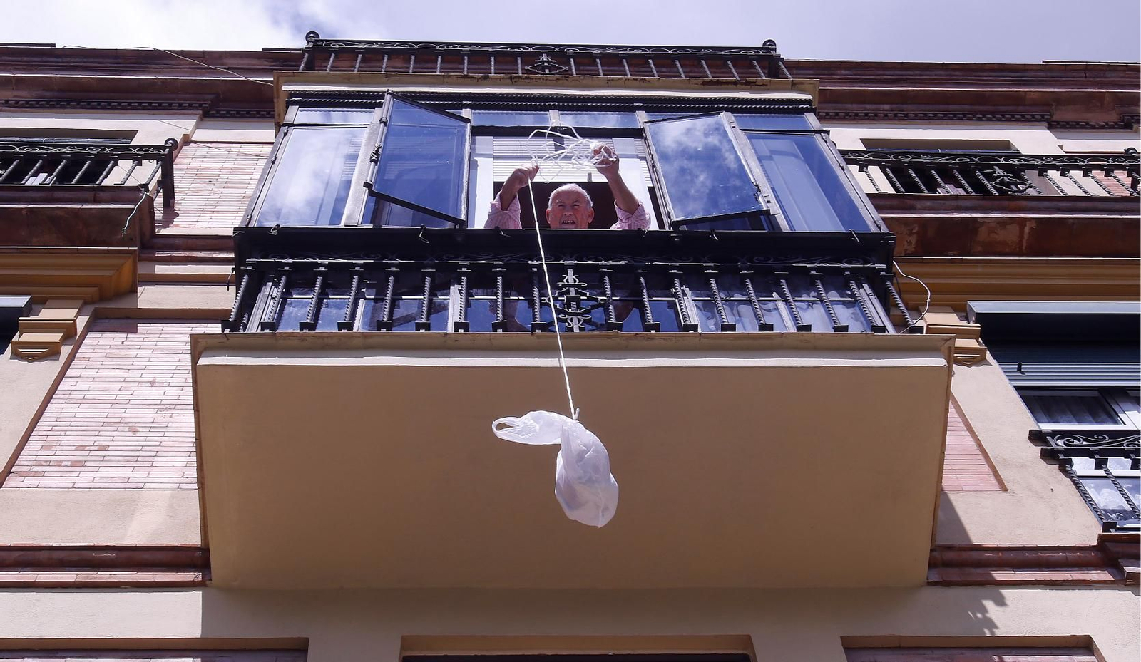 Cinco años del confinamiento por el Covid: las mejores fotos de la pandemia en Sevilla