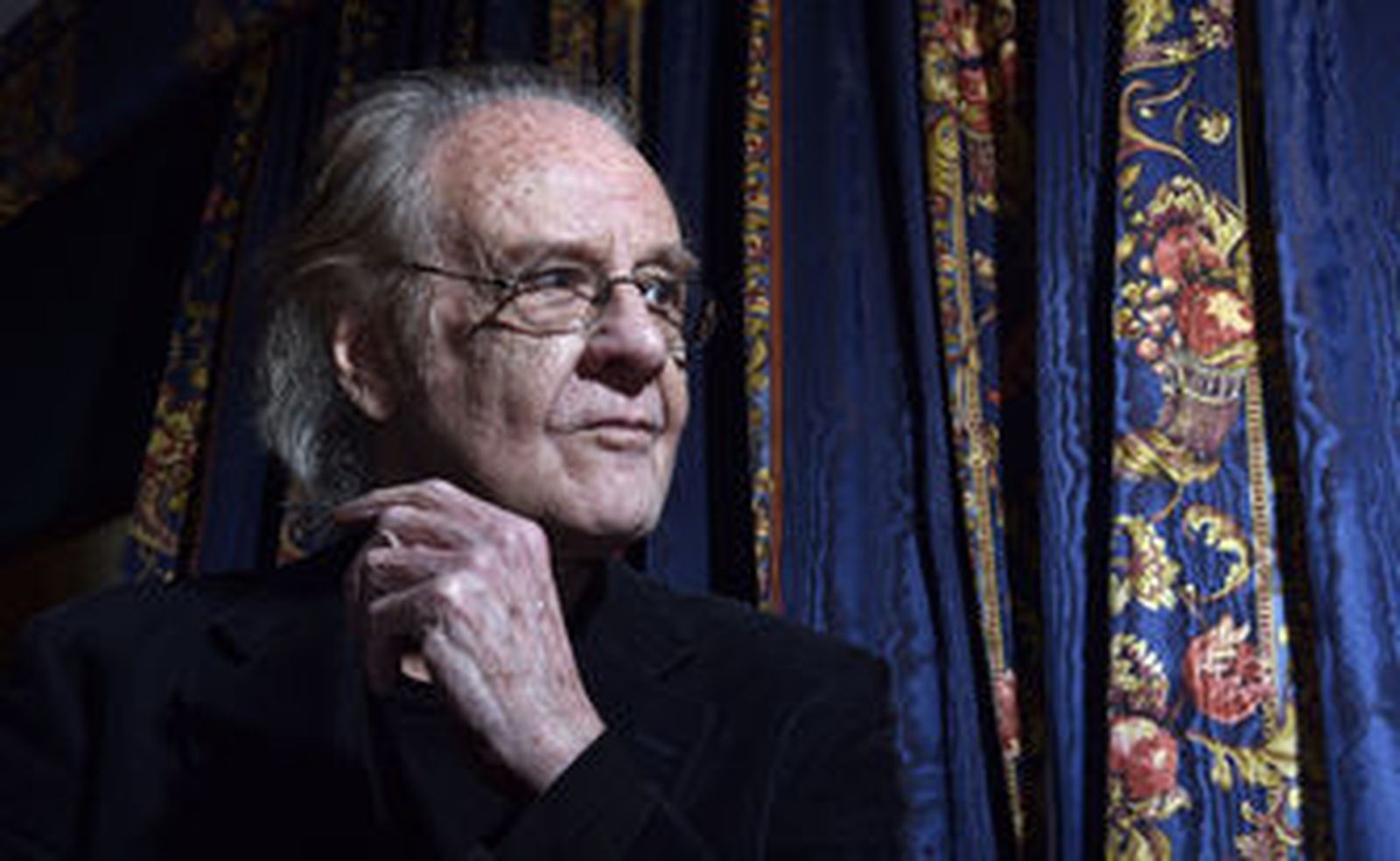 "Lo de cantautor me suena a cantamañanas"