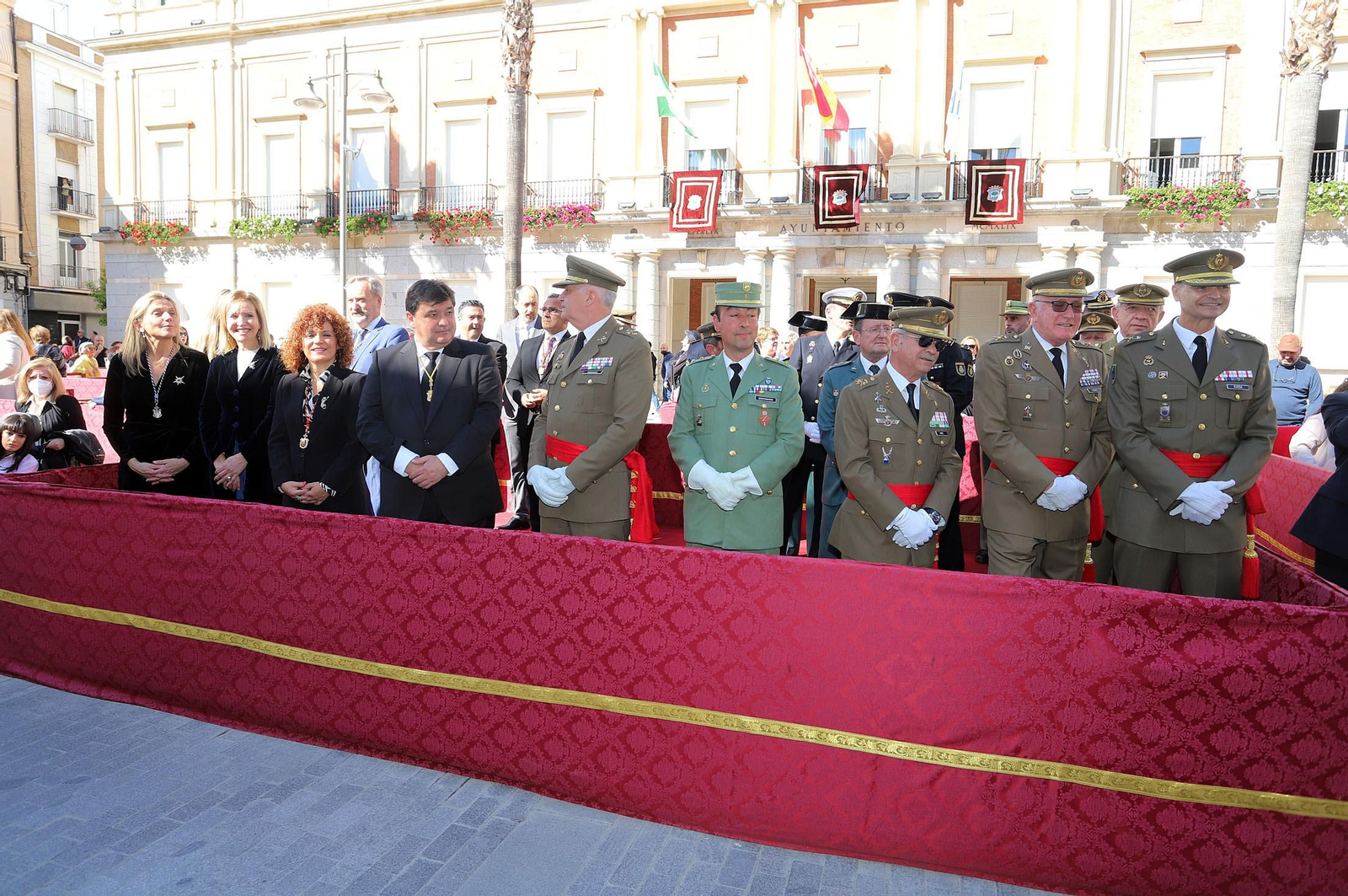 La Legión acompaña al Cristo de la Vera+Cruz en su procesión por Huelva, en imágenes