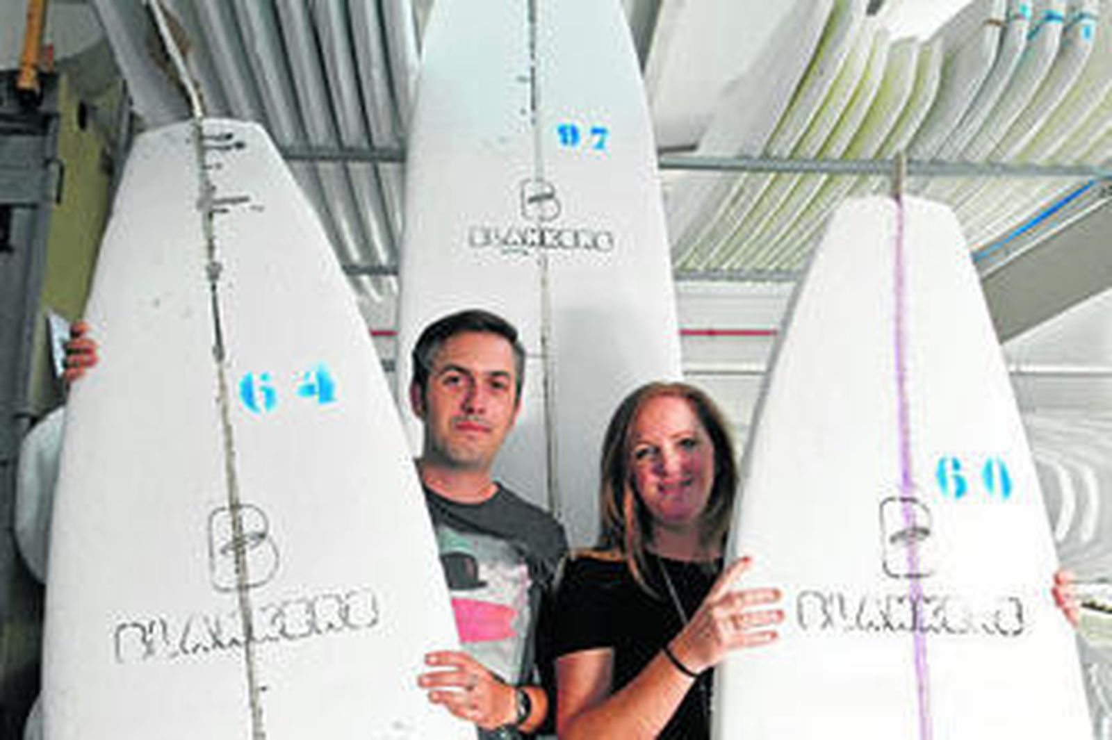 Gonzalo Morillo y Chari González de la Torre posan con sus creaciones en la nave donde radica su empresa.