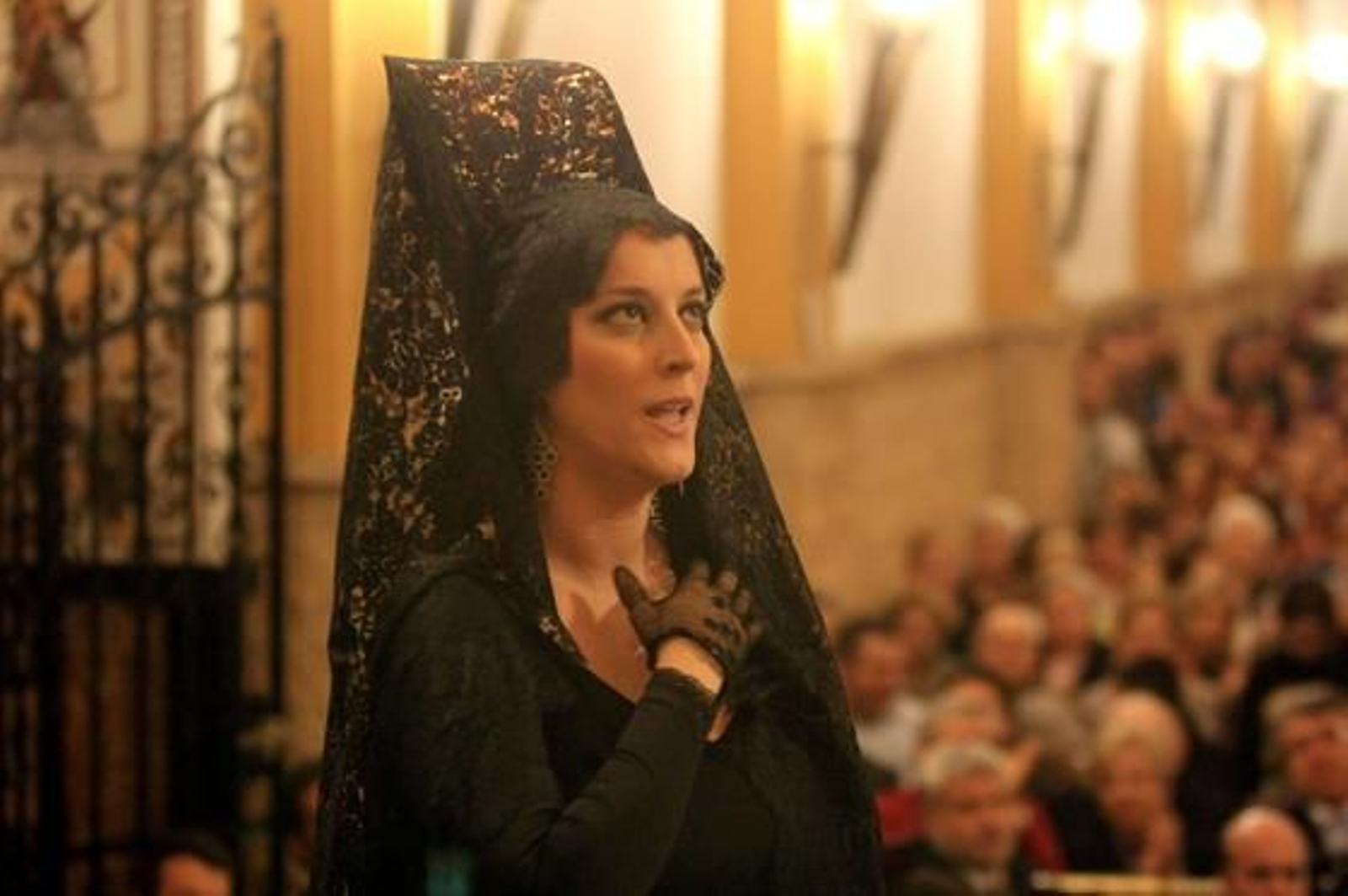 Arcángel, Argentina y Pepe 'El Marismeño' cantan la disertación del jefe de Cultura de 'Huelva Información', Eduardo Sugrañes. / Alberto Domínguez