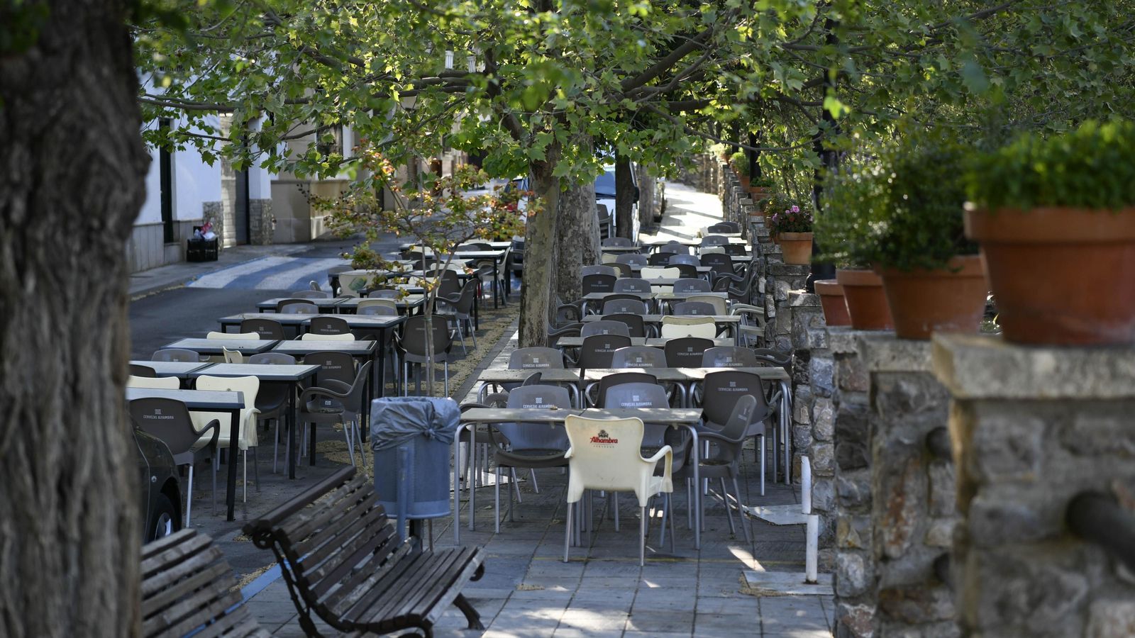 Una terraza montada pero vacía en el municipio de Pinos Genil, que tiene 1.457 vecinos censados según el INE