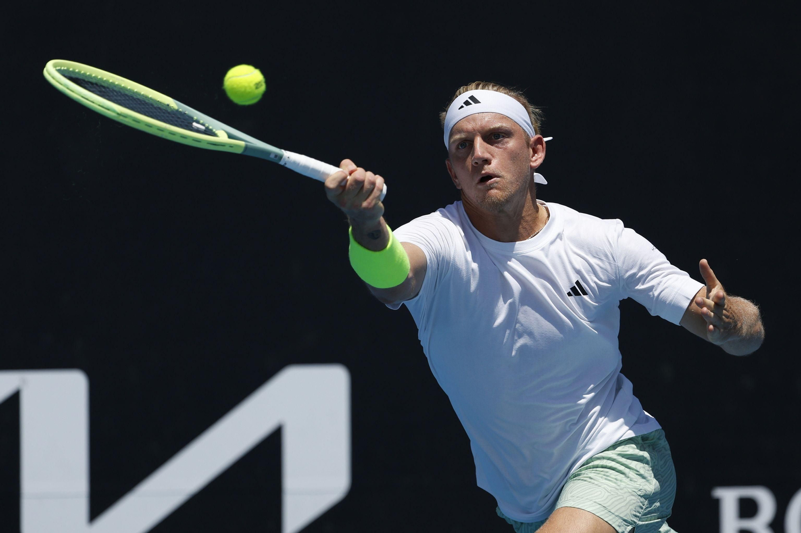 Alejandro Davidovich golpea de drive.