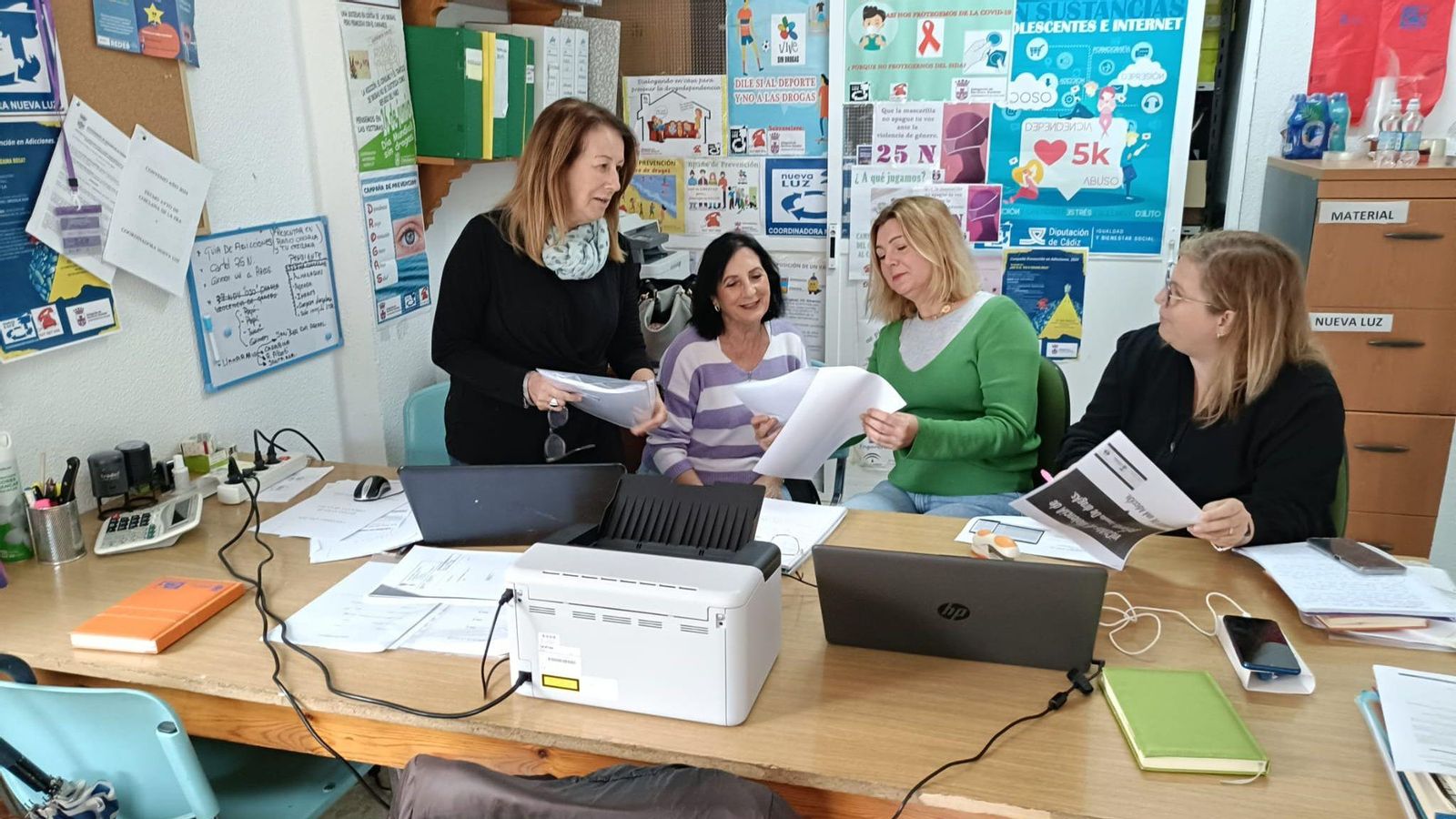 Paqui Guerrero, con algunas de las integrantes de su equipo de trabajo.